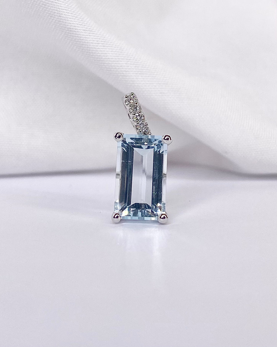 Pendentif Aigue-Marine 1.80 carat &amp; 4 Diamants &quot;Stina&quot;