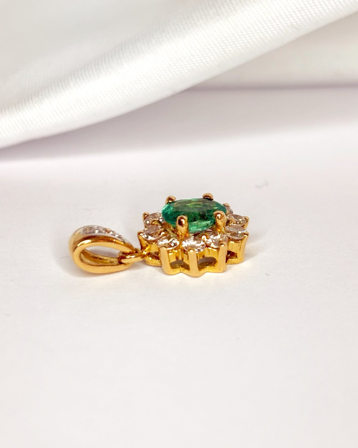 Emerald Daisy Pendant "Tina"