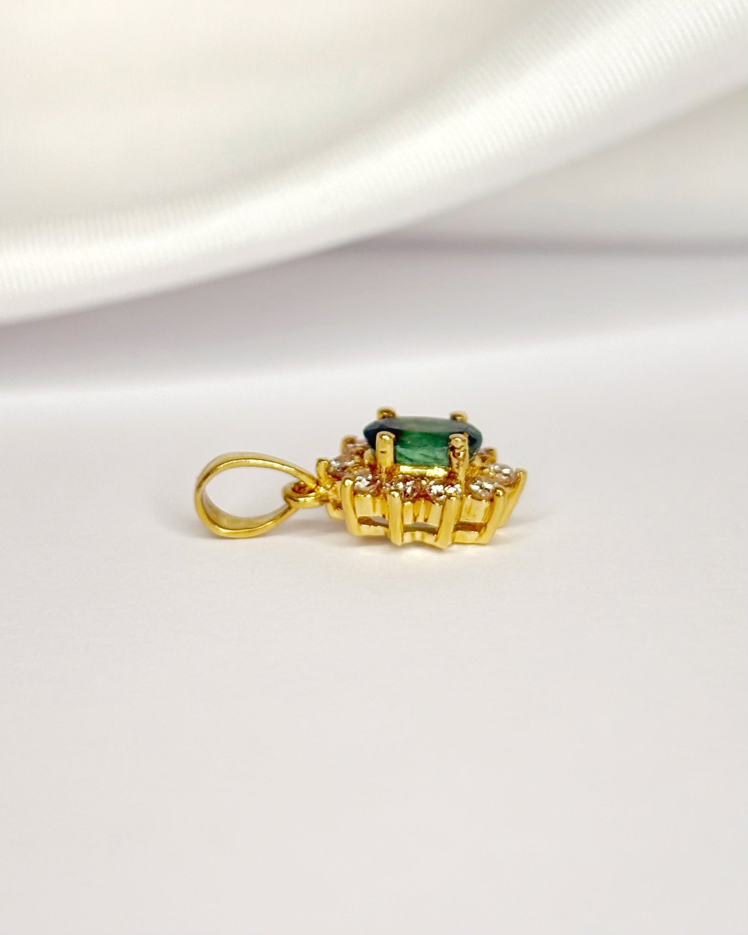 Colgante Margarita Esmeralda 0,49 quilates y Diamantes 0,20 quilates "Sophie"