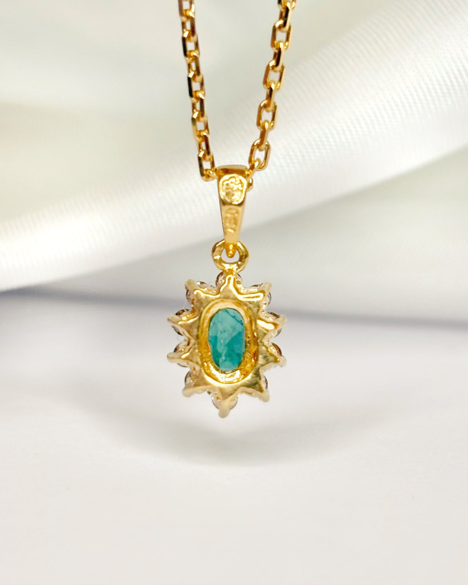 Colgante Margarita Esmeralda 0,49 quilates y Diamantes 0,20 quilates "Sophie"