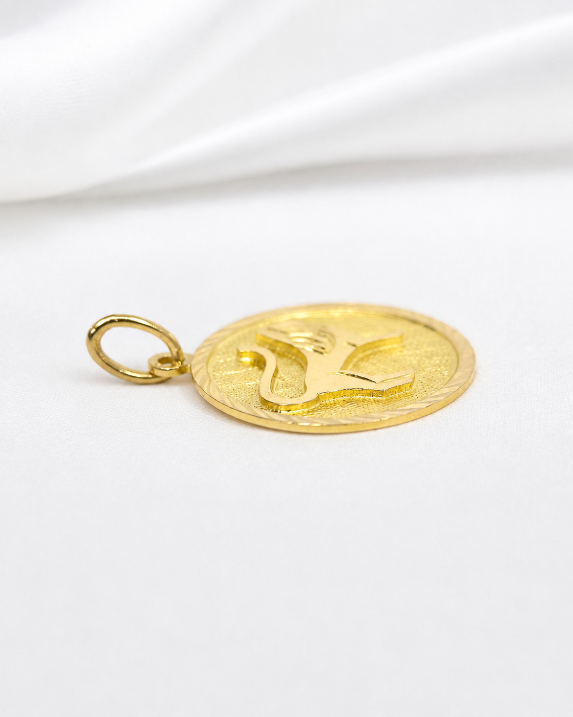 18-Carat Yellow Gold Leo Zodiac Medallion