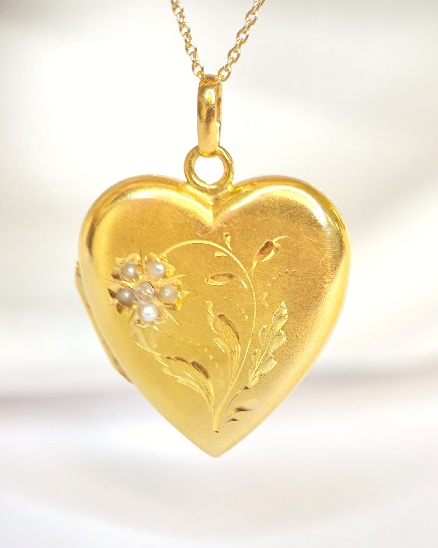 Medallón Abatible época Romántica Perlas y diamantes "Sienna"