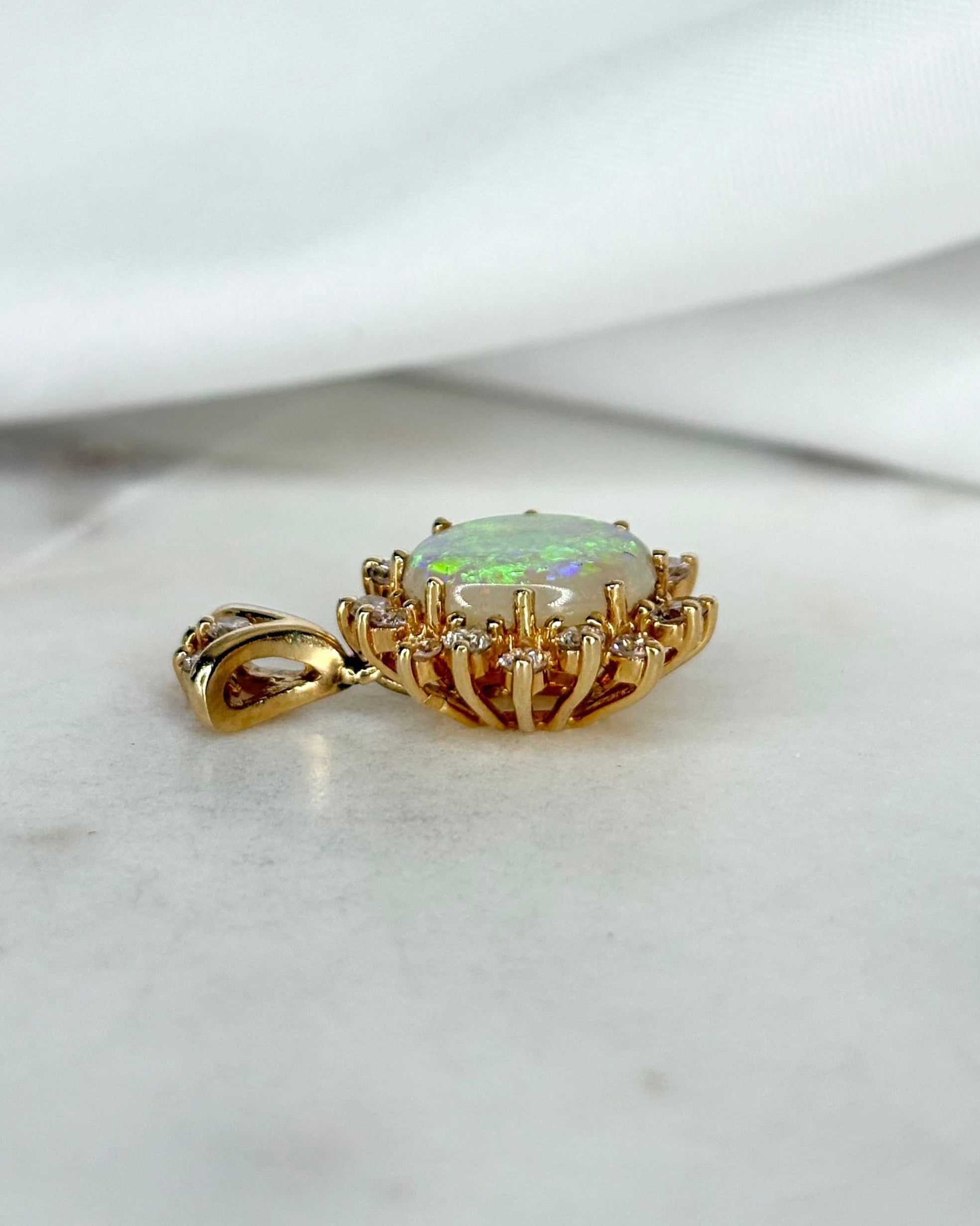 Pendentif Marguerite Opale 0.88 carat &amp; Diamants 0.21 carat "Livia"