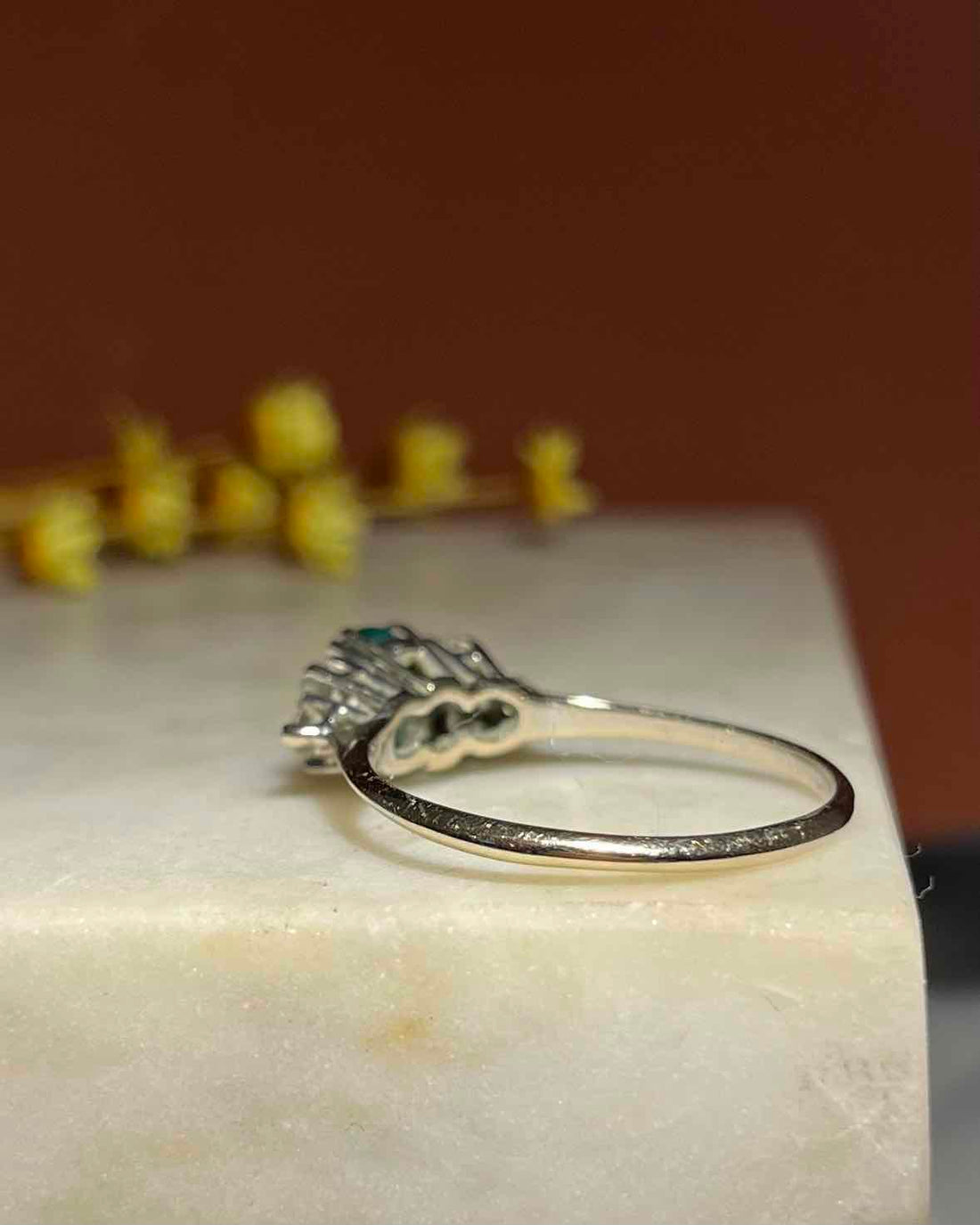 Anillo &quot;Alicia&quot; de trilogía de esmeraldas y diamantes