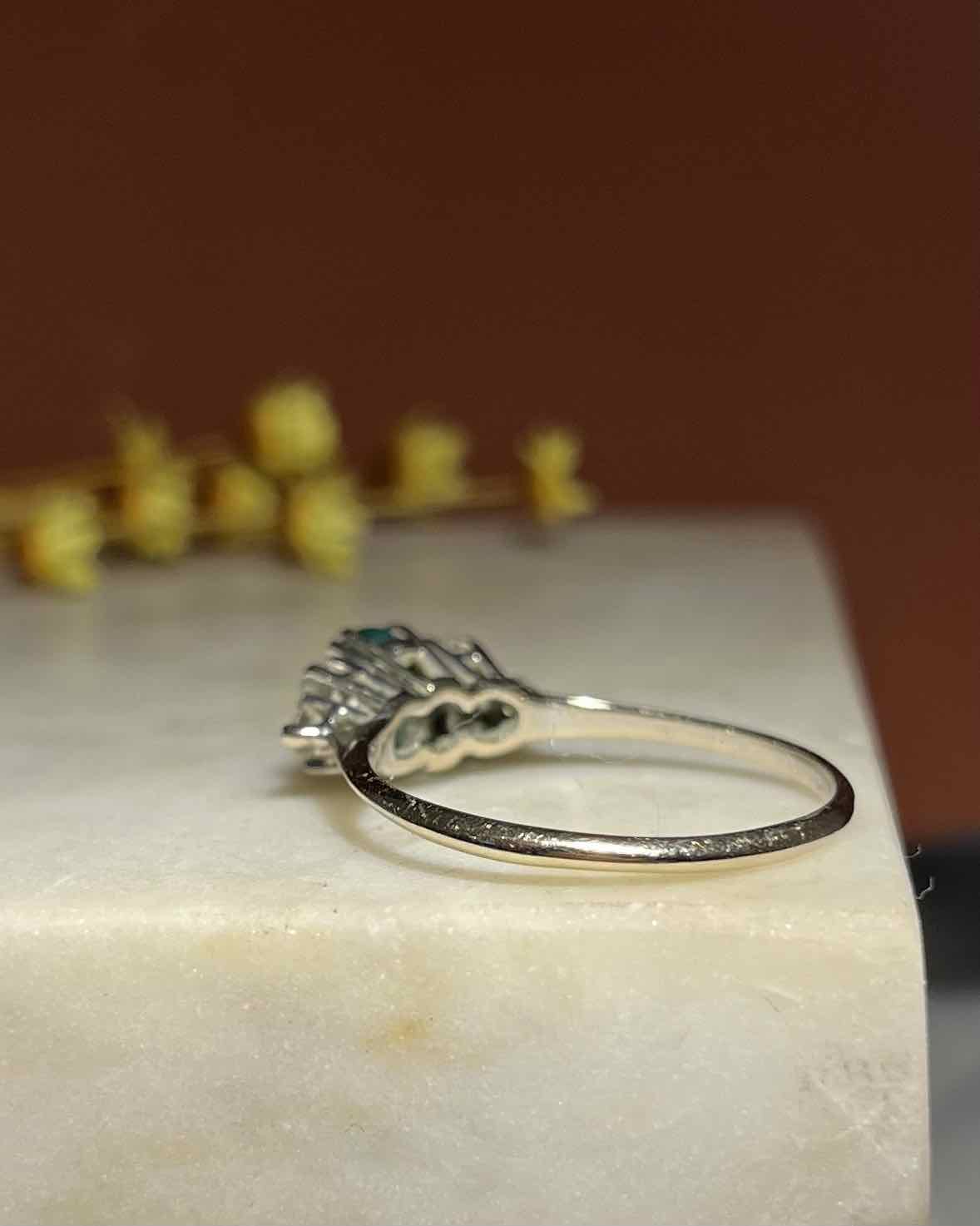 Anillo &quot;Alicia&quot; de trilogía de esmeraldas y diamantes
