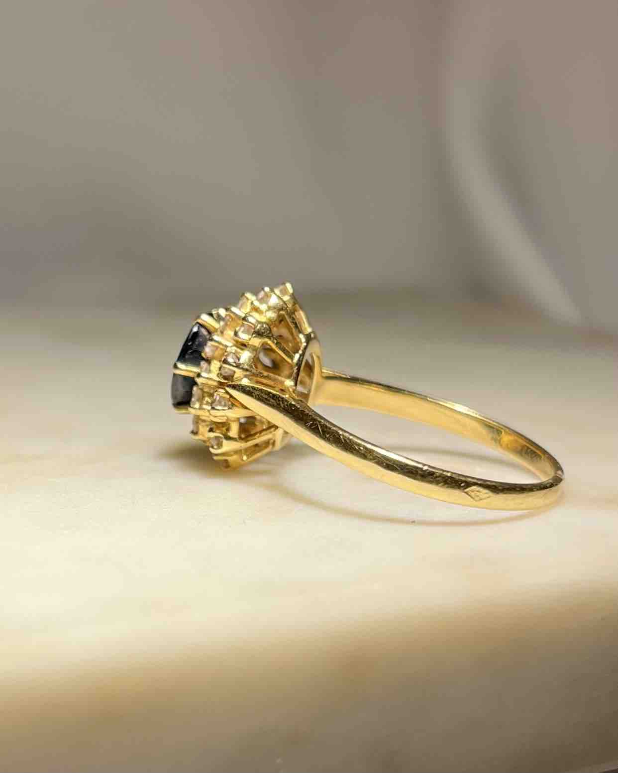 Anillo de margaritas con zafiro y diamantes "Aude"