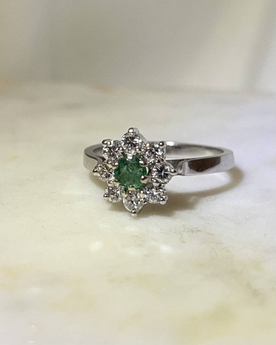 Bague Marguerite émeraude &amp; diamants &quot;Ailis&quot;