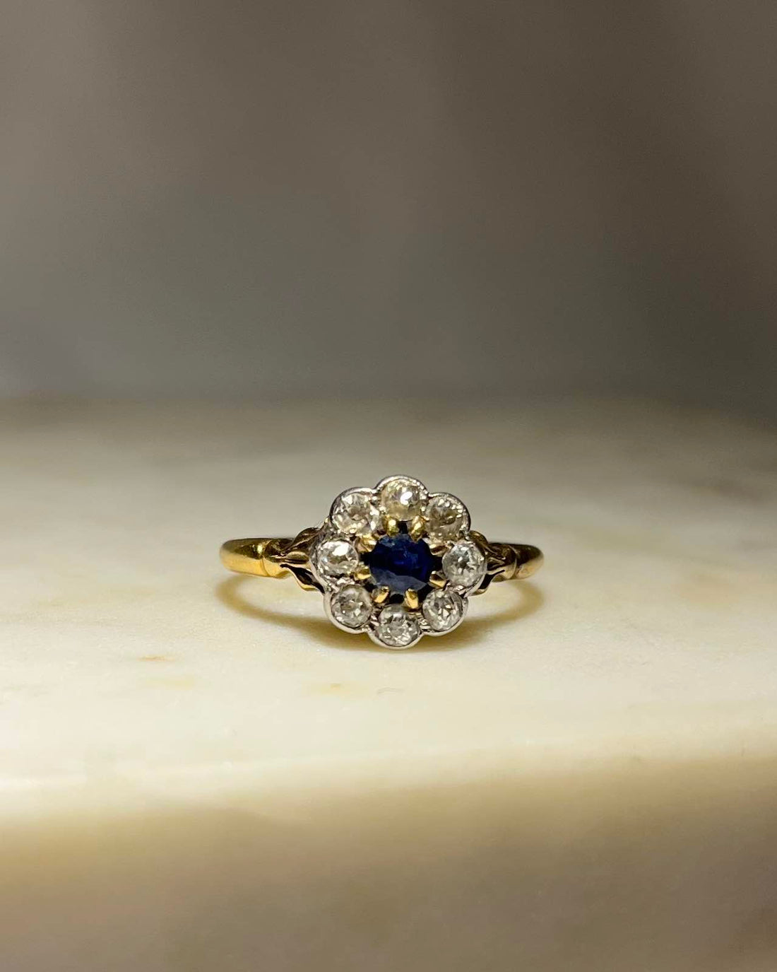 Anillo &quot;Mona&quot; con margaritas de diamantes y zafiros