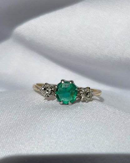Anillo de trilogía de esmeraldas y diamantes &quot;Ava&quot;