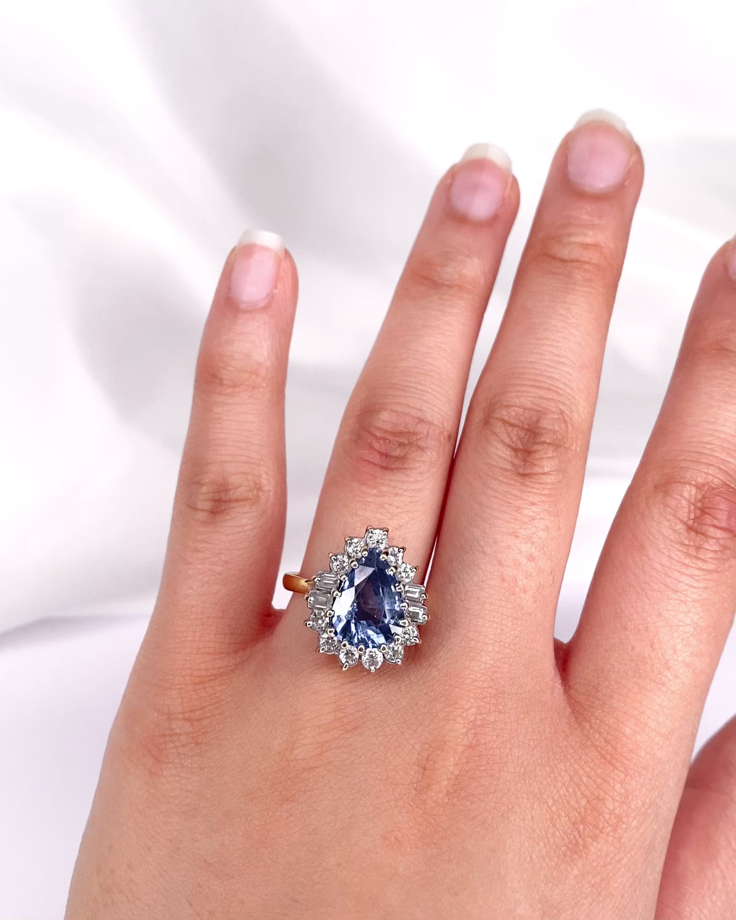 Bague Marguerite Saphir 5.80 carats, Diamants 0.75 carat &amp; Or 6.91g "Sandra"