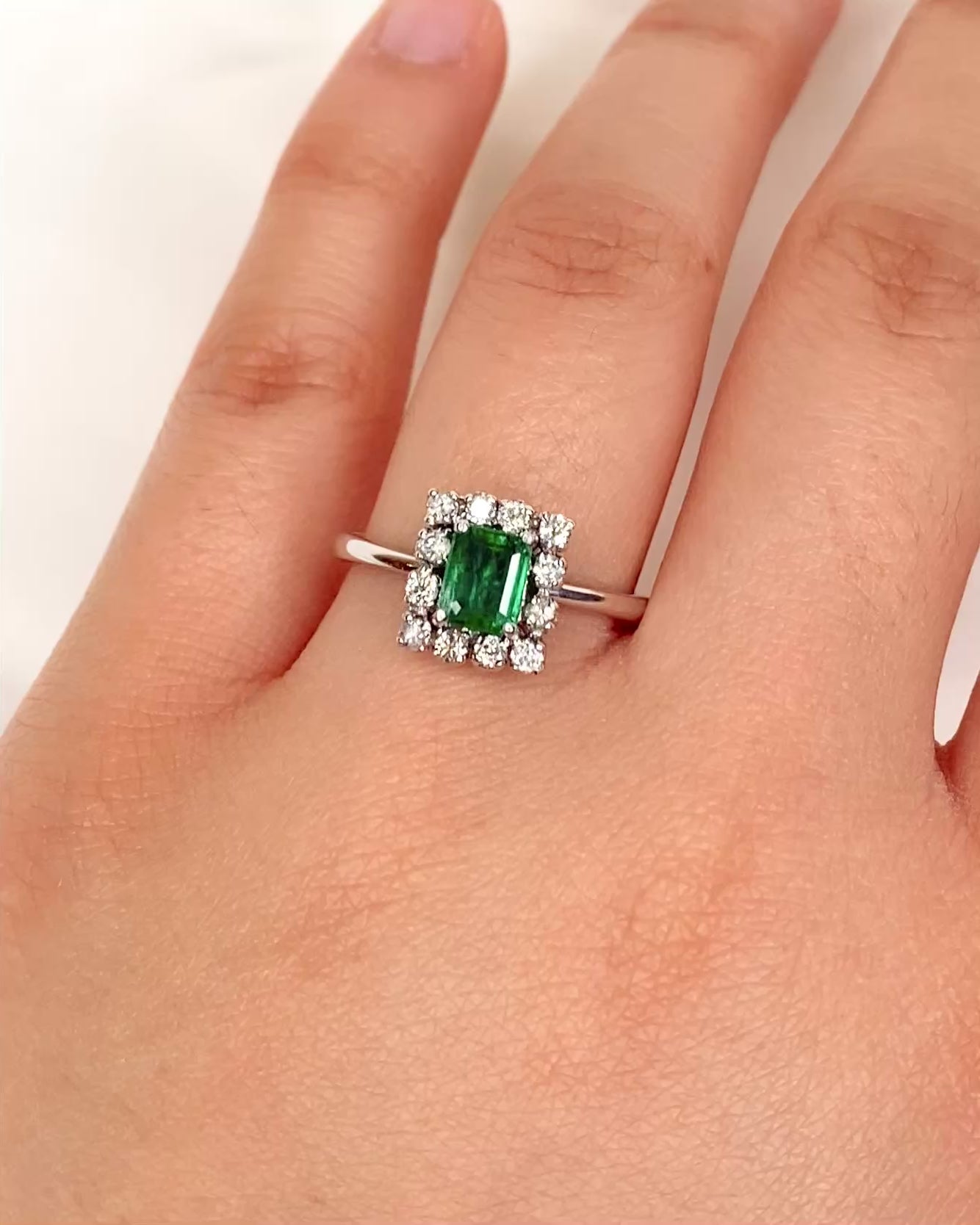 Anillo Margarita Esmeralda 0,60 quilates y Diamantes "Gabriella"