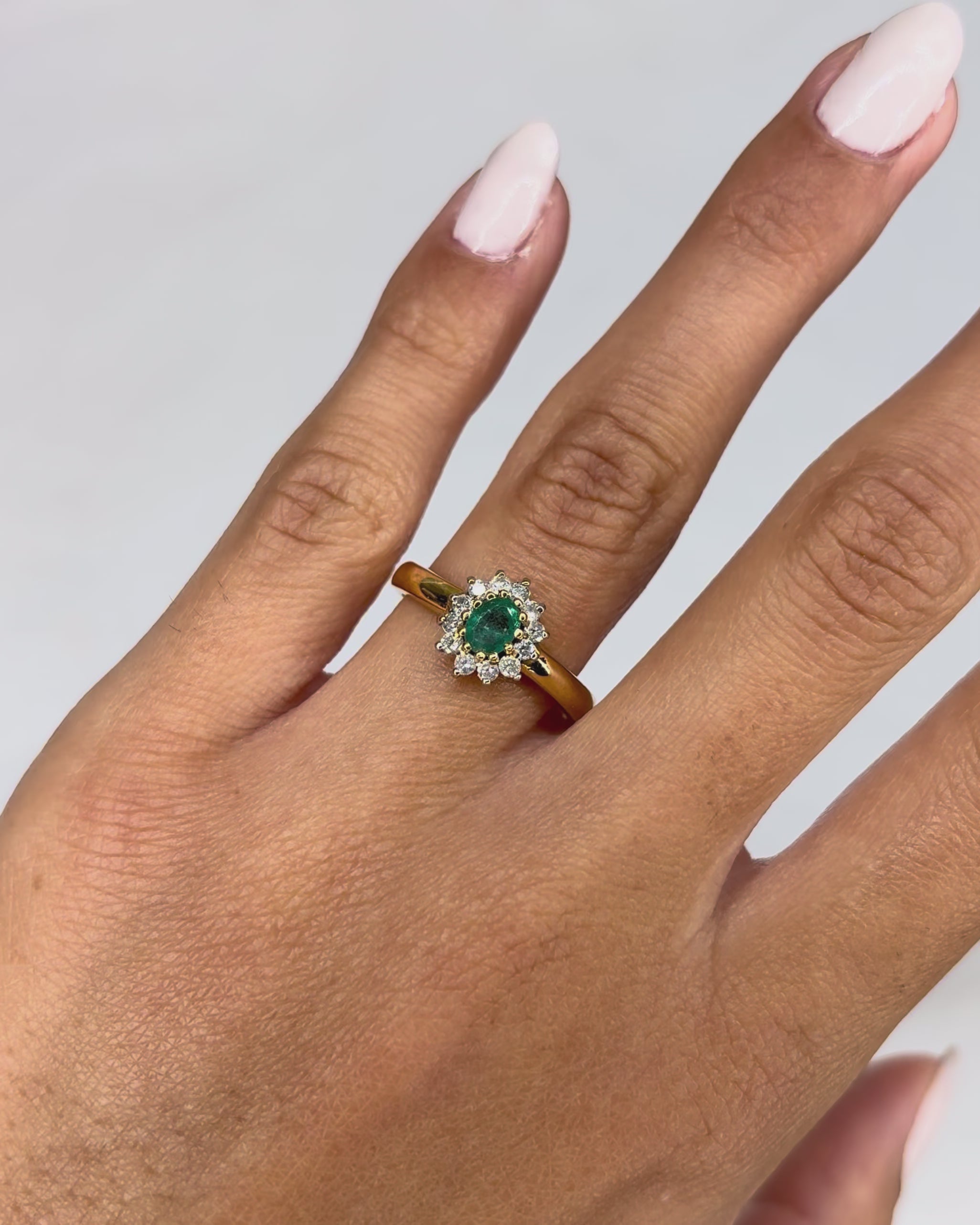 Anillo Margarita Esmeralda y Diamantes "Auriane"