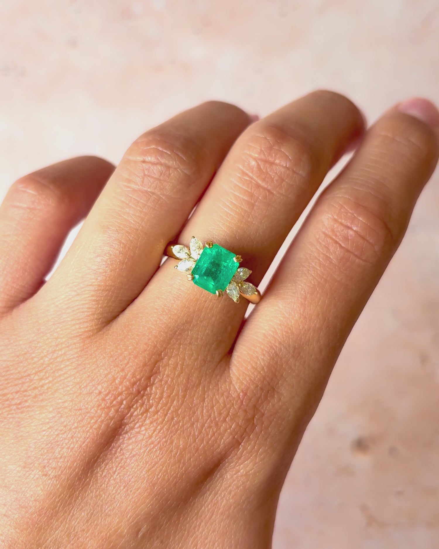 Anillo Trilogía Esmeralda Colombiana 1.67 quilates y Diamantes 0.43 quilates "Caroline"