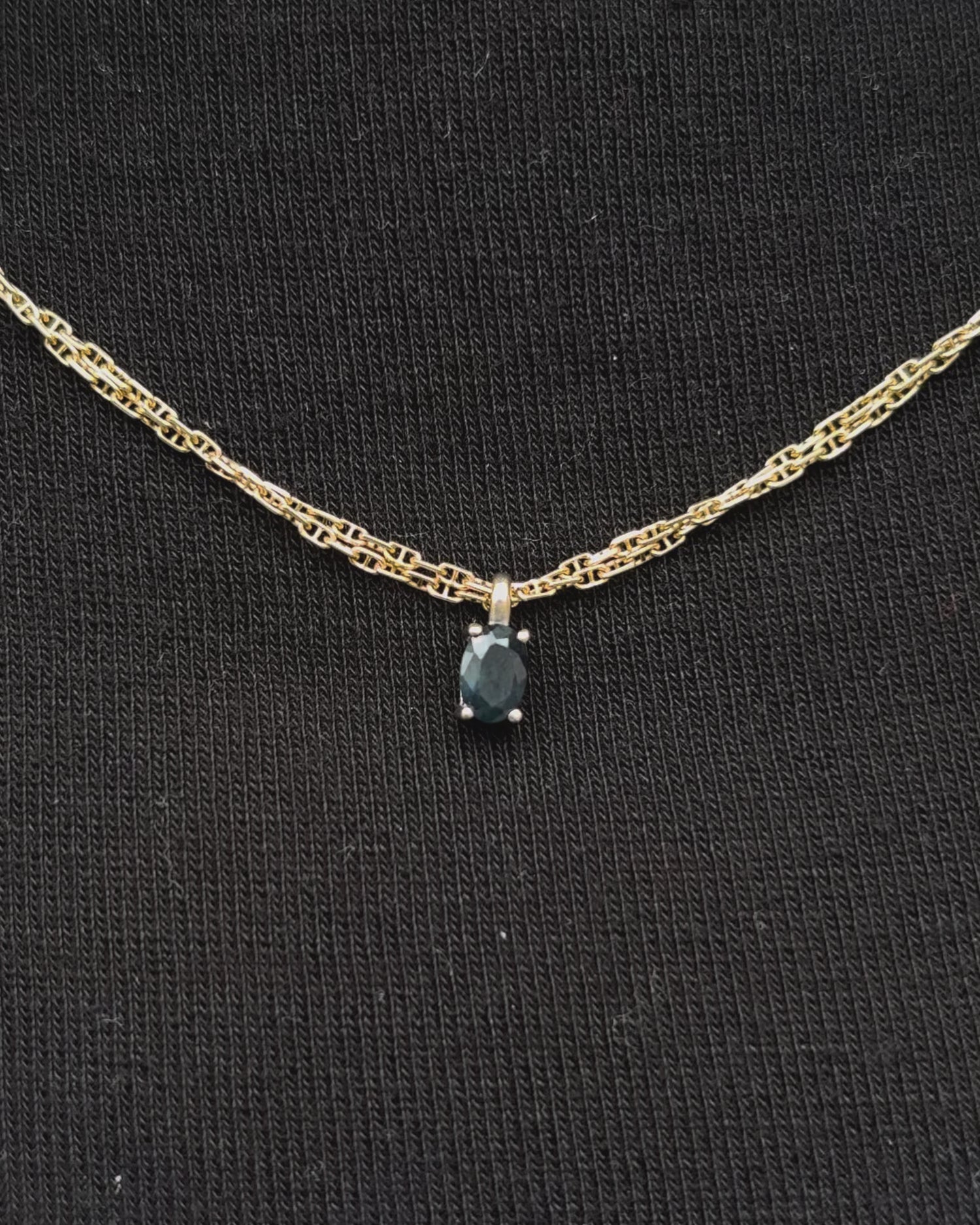 Pendentif Saphir Ovale 0.66 carat &quot;Adrianne&quot;