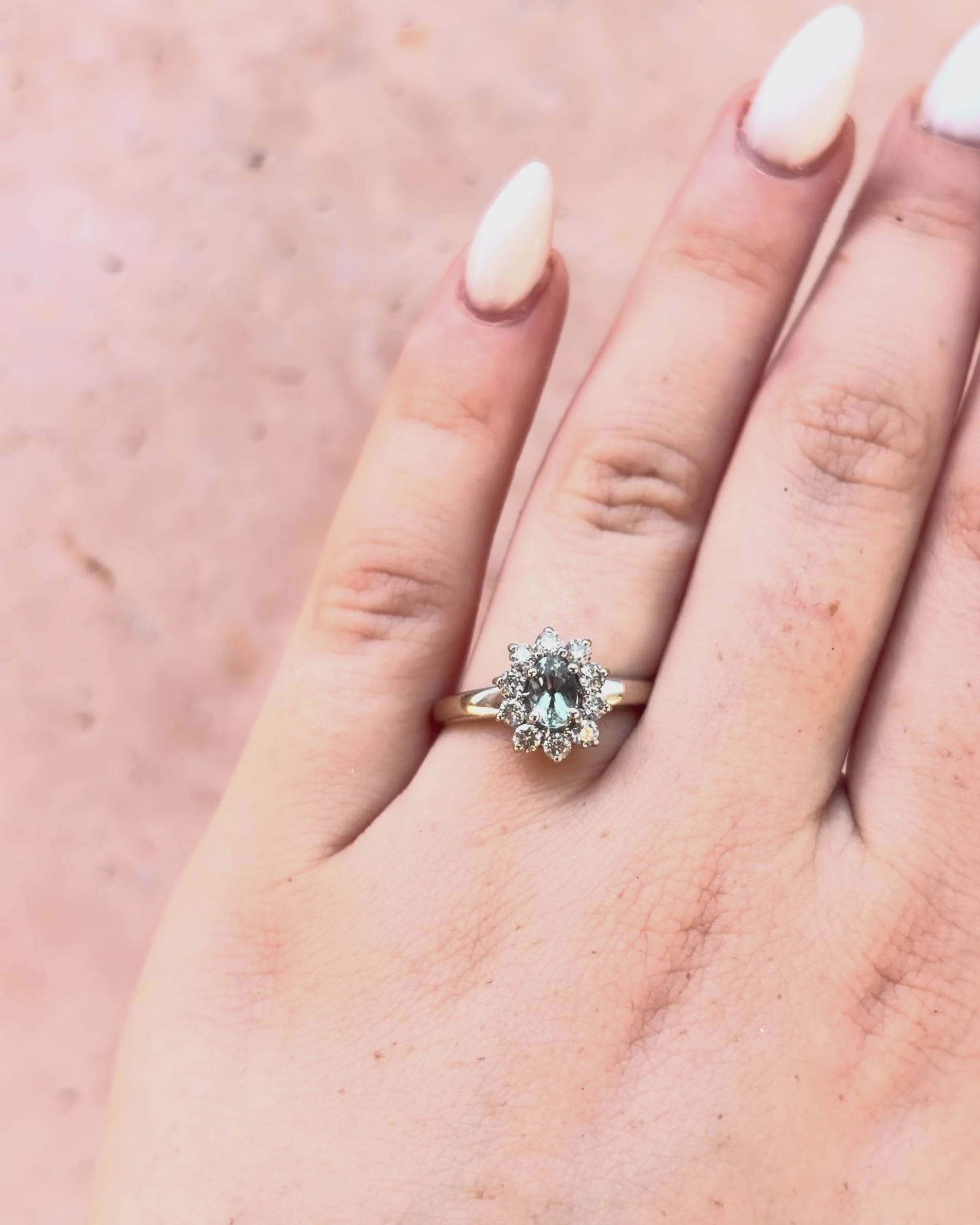 Anillo Marguerite Aguamarina 0,40 quilates y Diamantes 0,30 quilates "Dehlia"