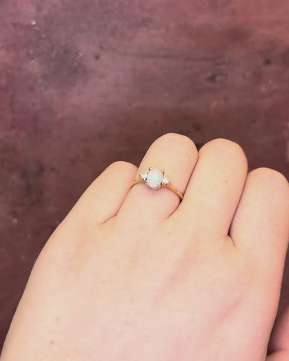 Anillo trilogía con ópalo de 0,51 quilates y diamantes «Fénix»