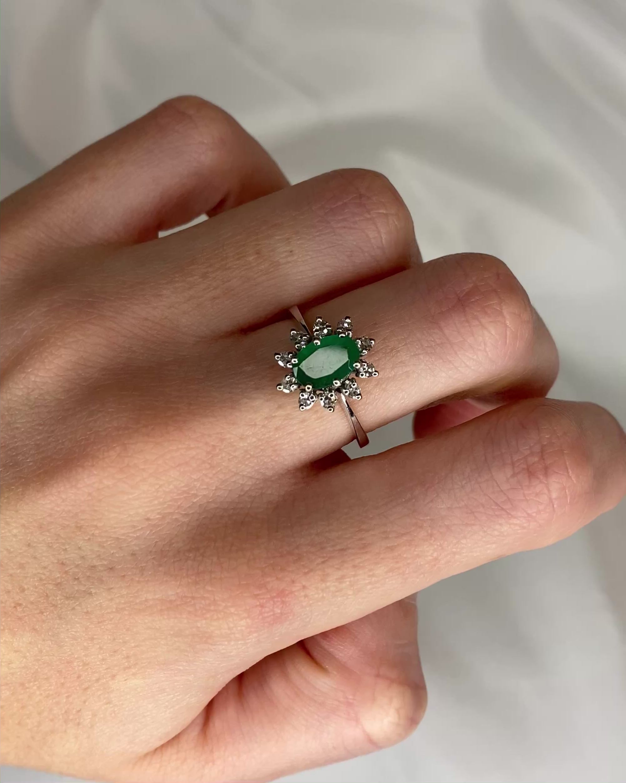 Bague Marguerite Emeraude 0.48 carat et Diamants "Xenia"