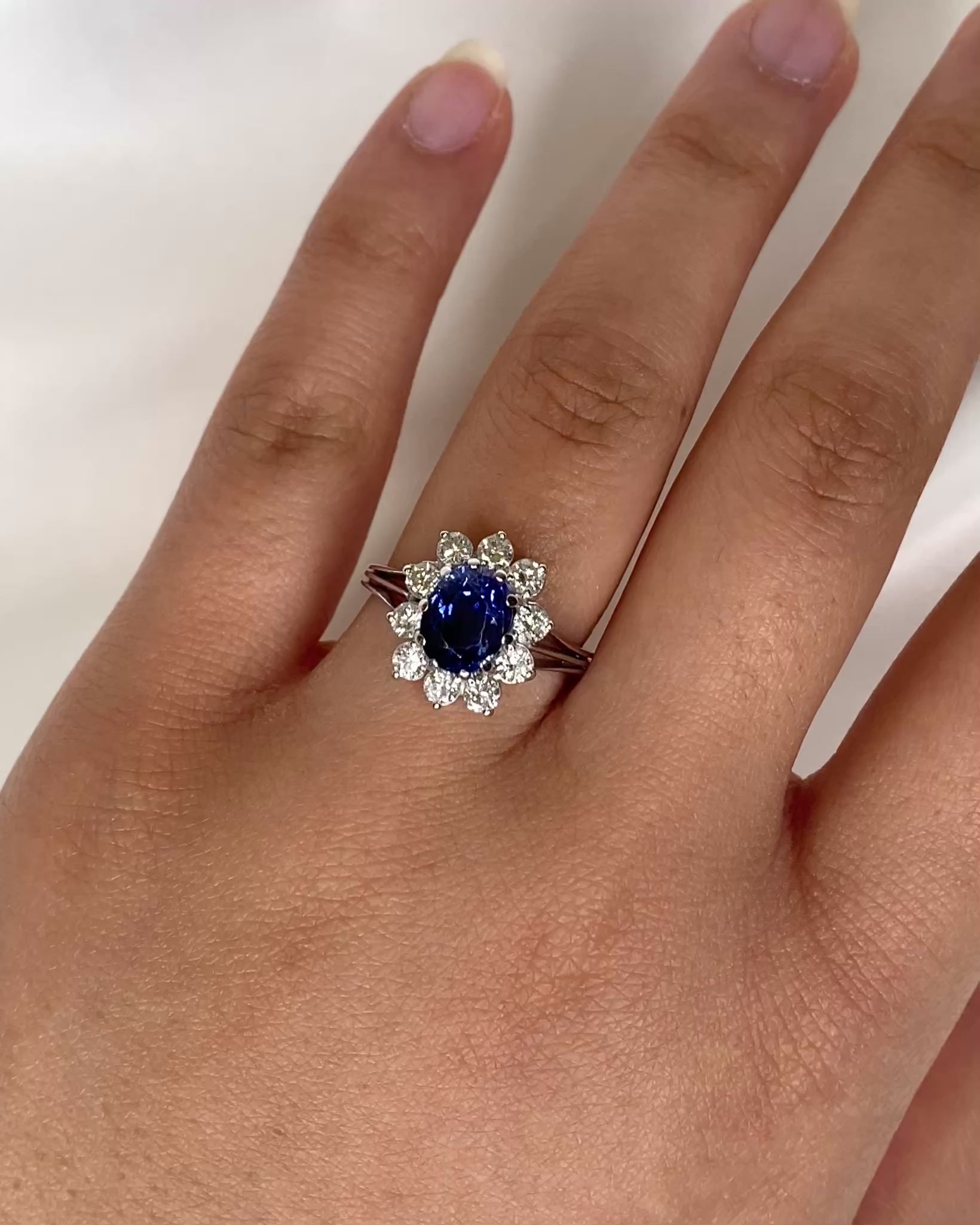 Bague Marguerite Saphir 2.70 carats &amp; Diamants "Denisa"