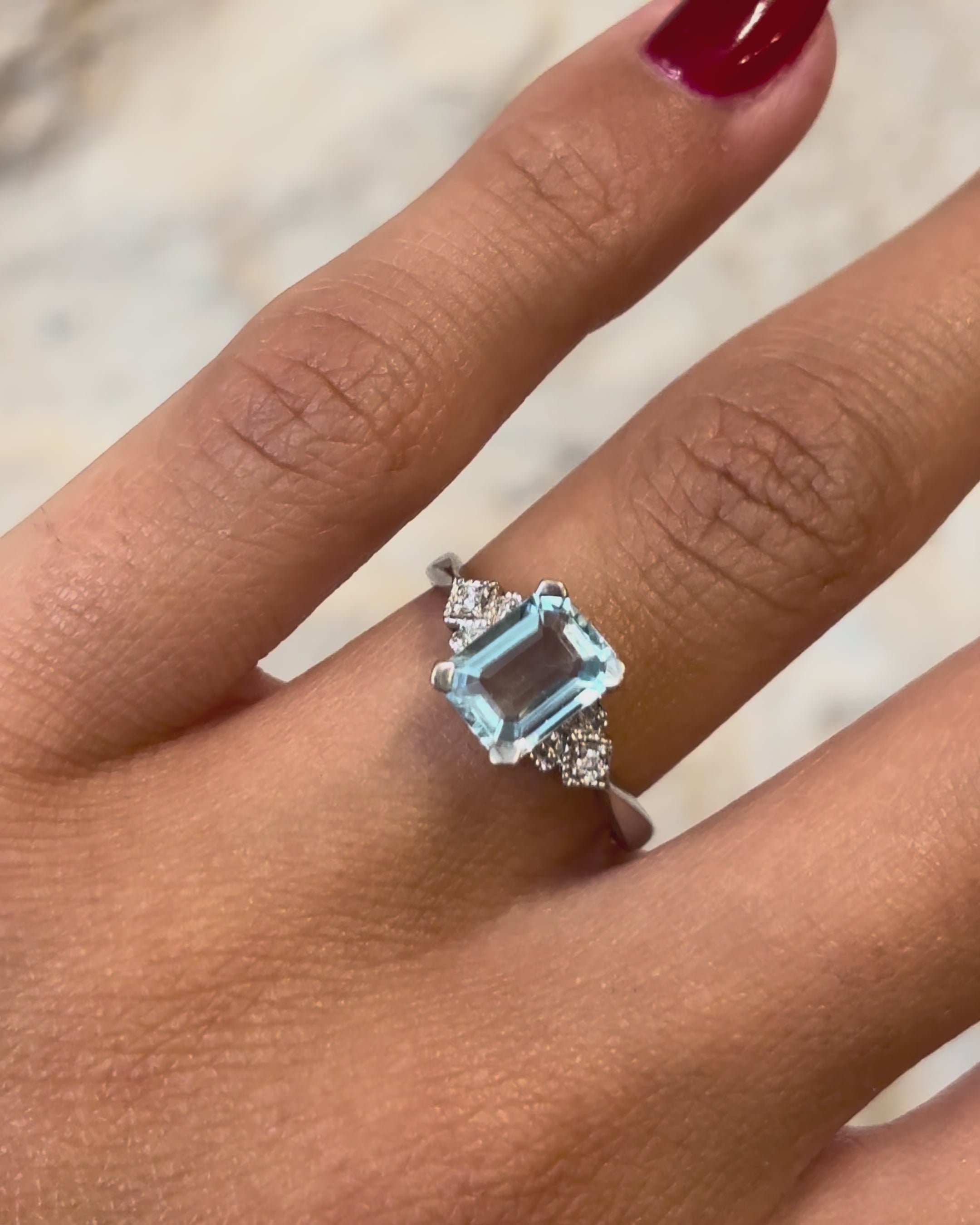 Anillo Trilogía Estilo Art Déco Aguamarina y Diamantes "Angelia"