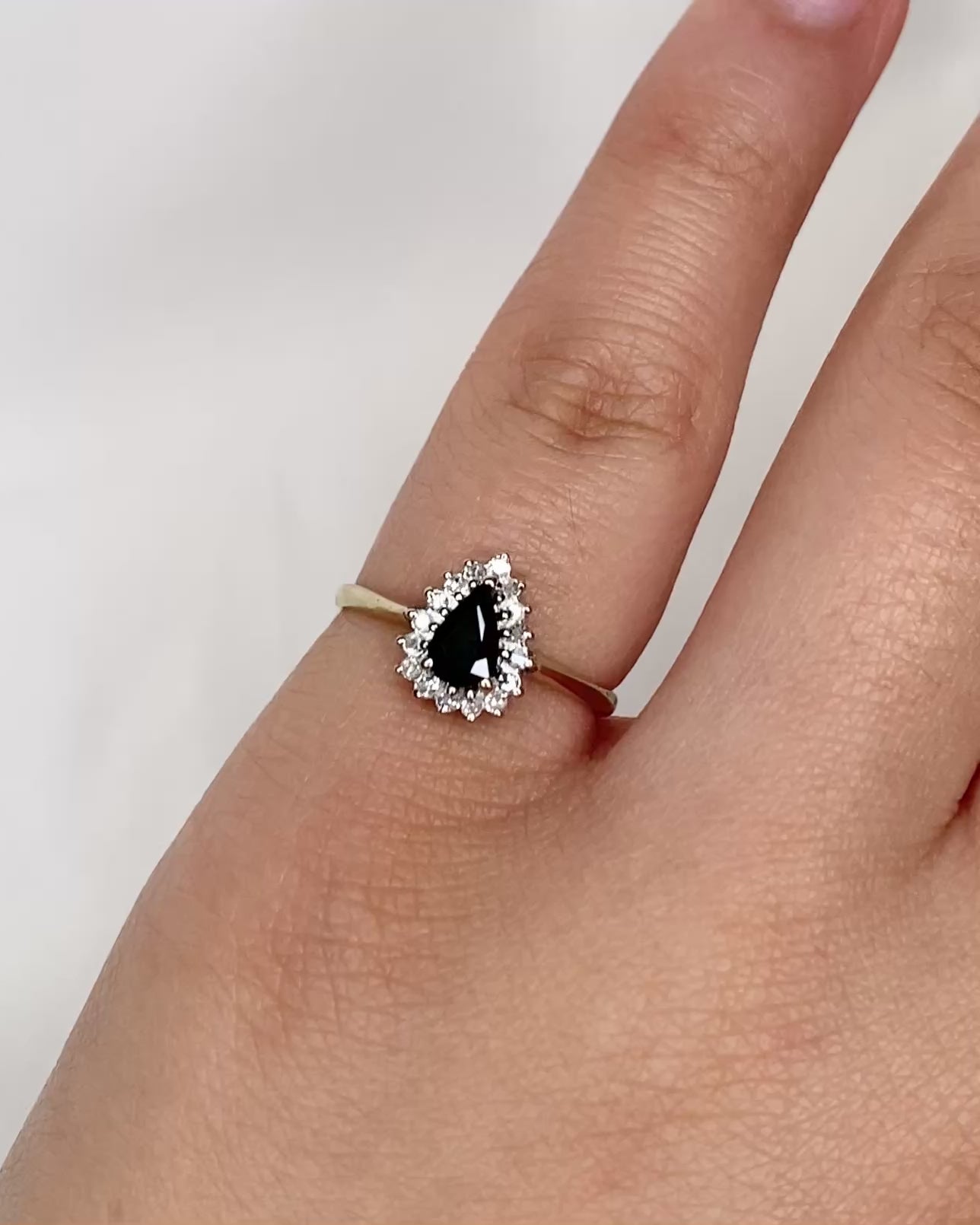 Marguerite Ring Sapphire 0.45 Carat &amp; Diamonds "Manon"