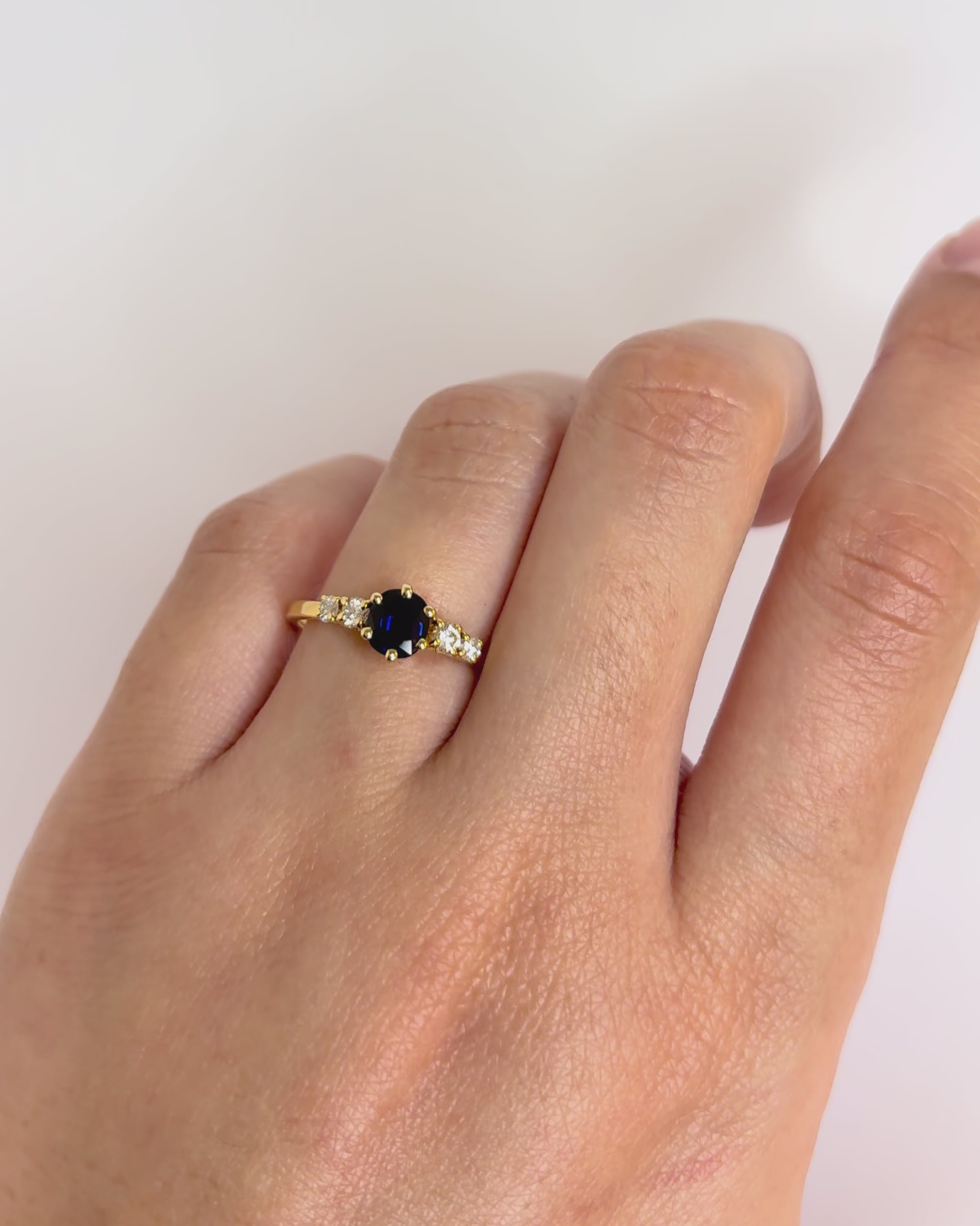 Anillo Trilogía Zafiro 0.84 quilates y Diamantes "Mathilda"