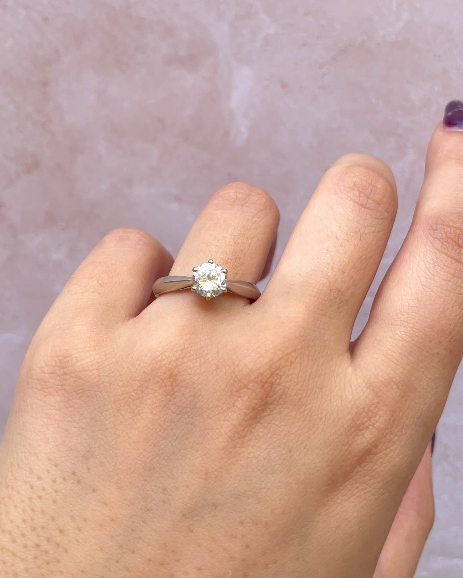 Anillo solitario con diamante 0,85 ct y oro gris de 18 quilates "Romy"