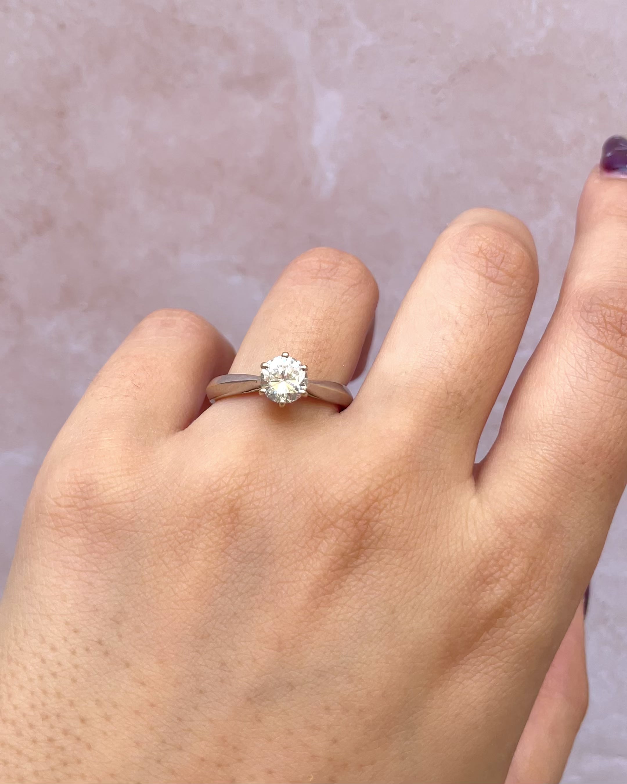 Anillo solitario con diamante 0,85 ct y oro gris de 18 quilates "Romy"