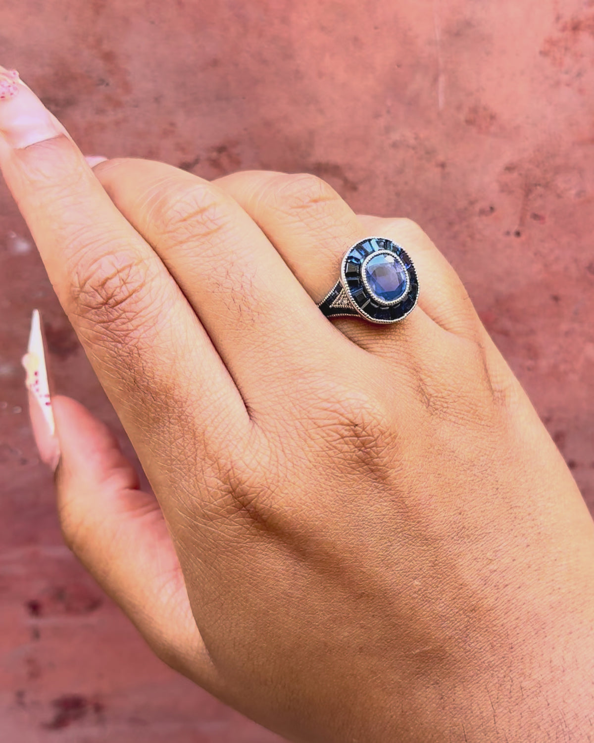 Anillo de zafiros de Ceilán de 5.48 quilates y diamantes «Anne-Lise»