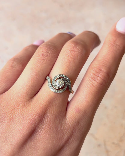 Anillo Tourbillon Estilo Art Nouveau Diamantes 0,50 quilates "Melodía"