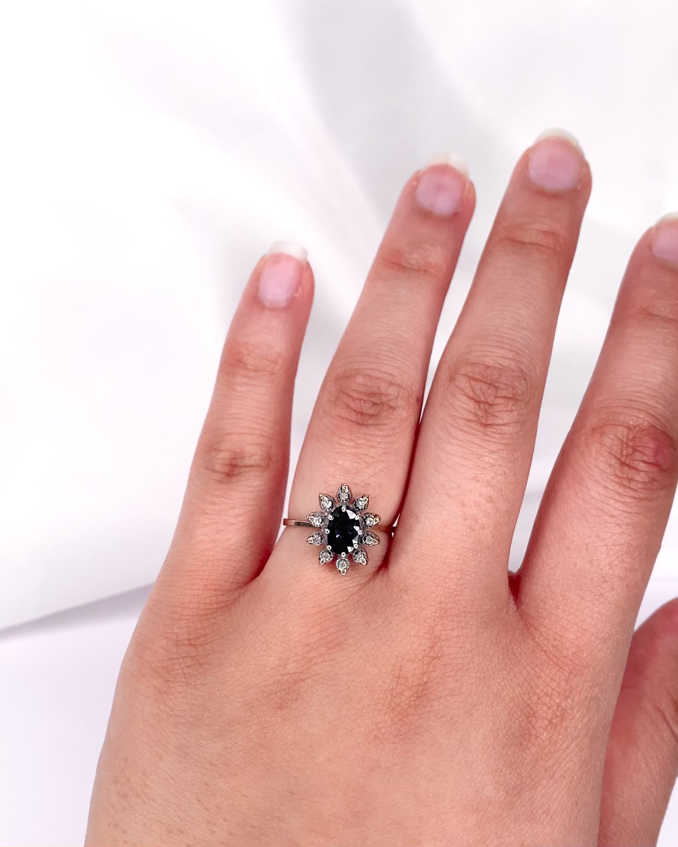 Anillo Marguerite Zafiro 0,64 quilates y 10 Diamantes "Lauranne"