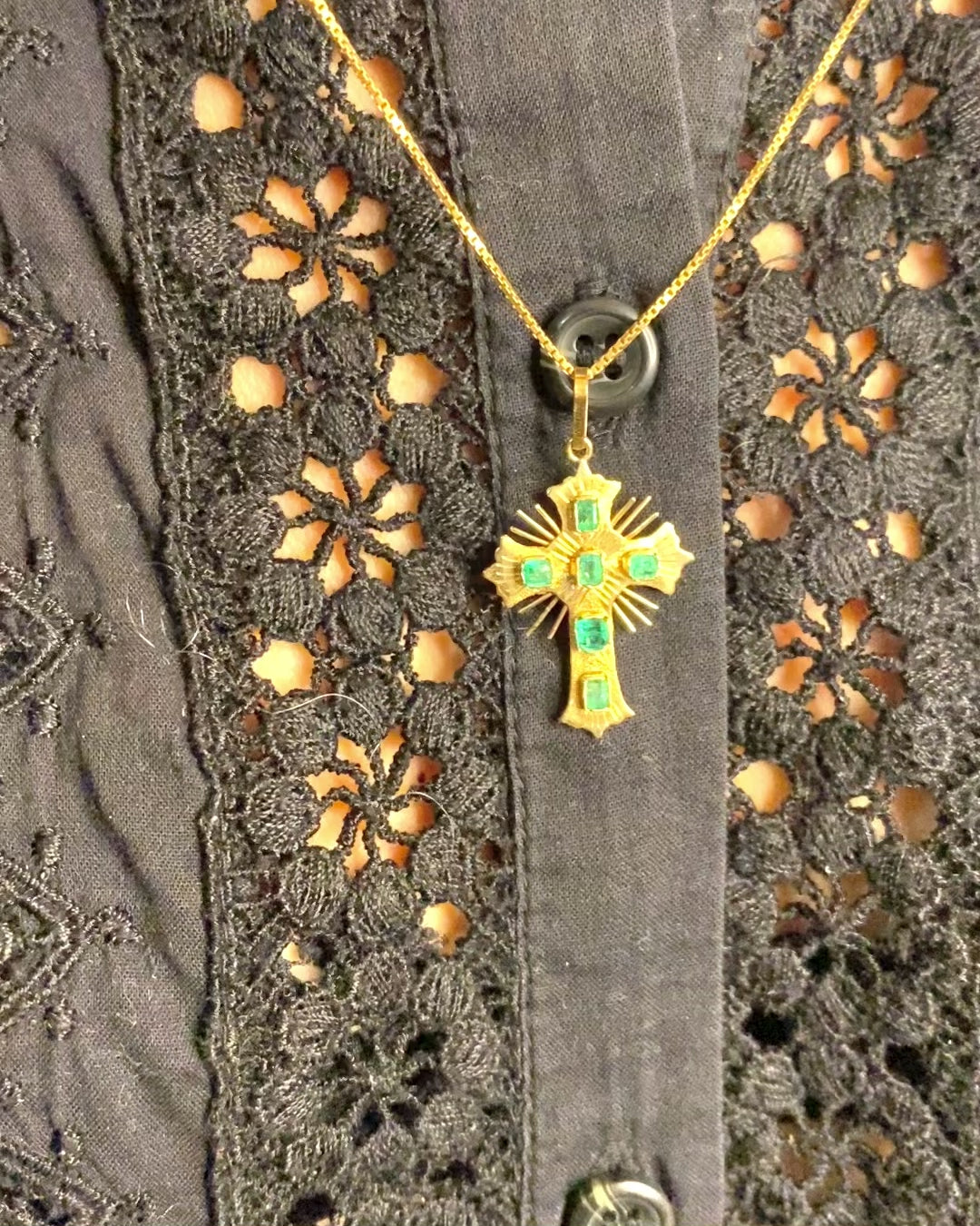 Pendentif Croix Émeraudes 0.30 carat "Emma"