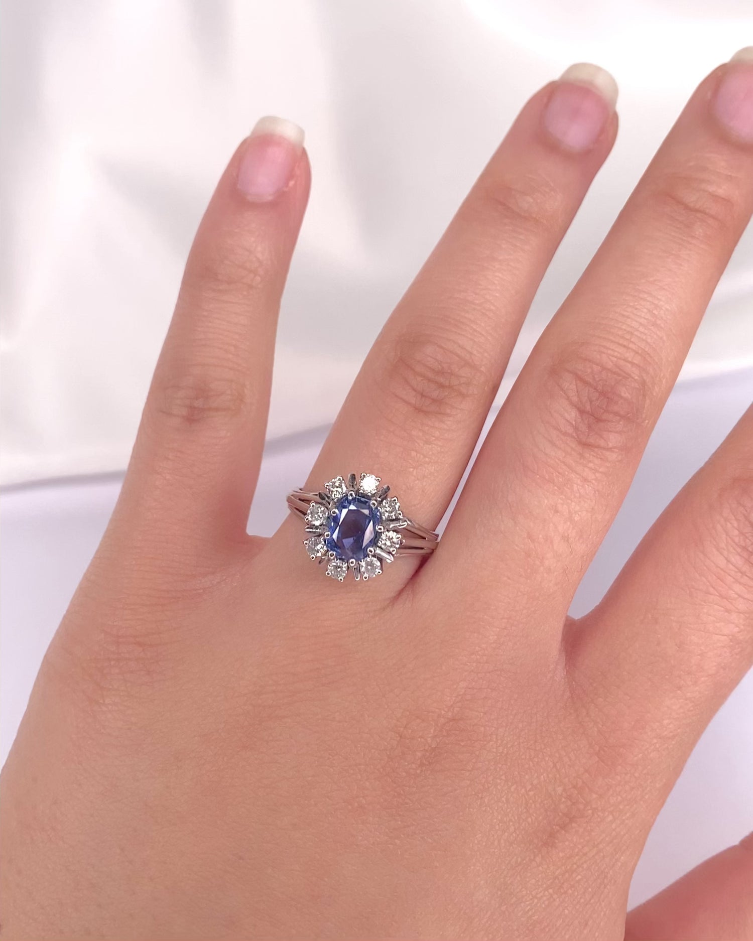 Bague Marguerite Saphir 1.50 carat &amp; Diamants 0.48 carat "Léonille"