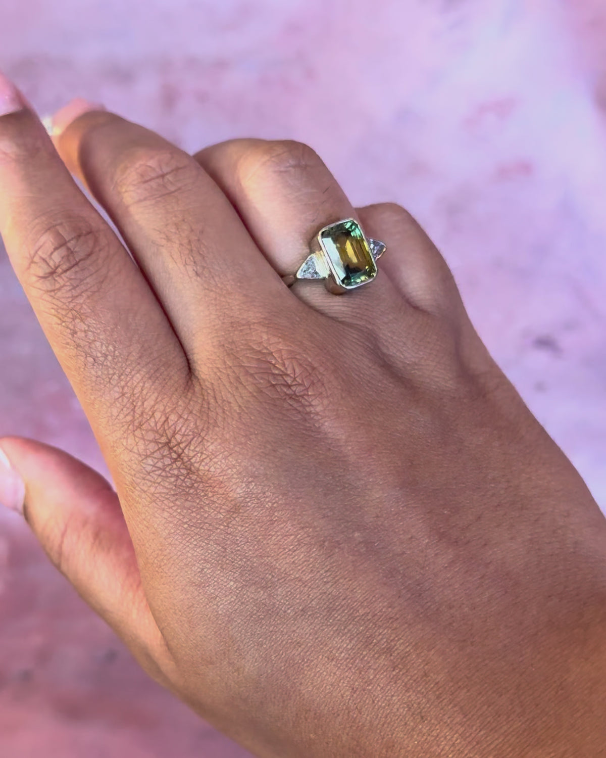 Anillo trilogía de zafiros multicolor de 3.79 quilates y diamantes de 0.32 quilates, 5.37g «Olivia»