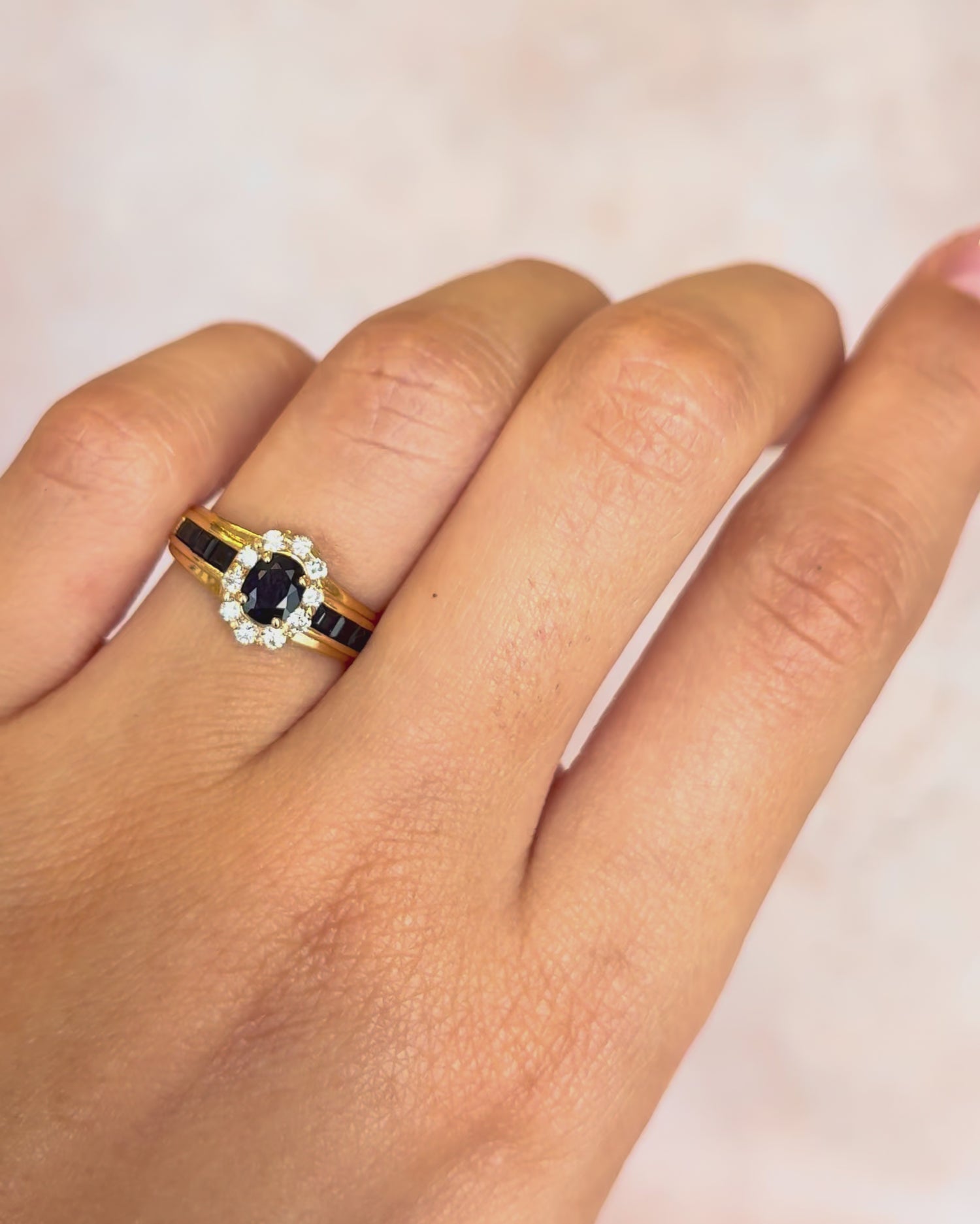 Anillo Marguerite de zafiros de 0.84 quilates y diamantes de 0.25 quilates «Valentine»
