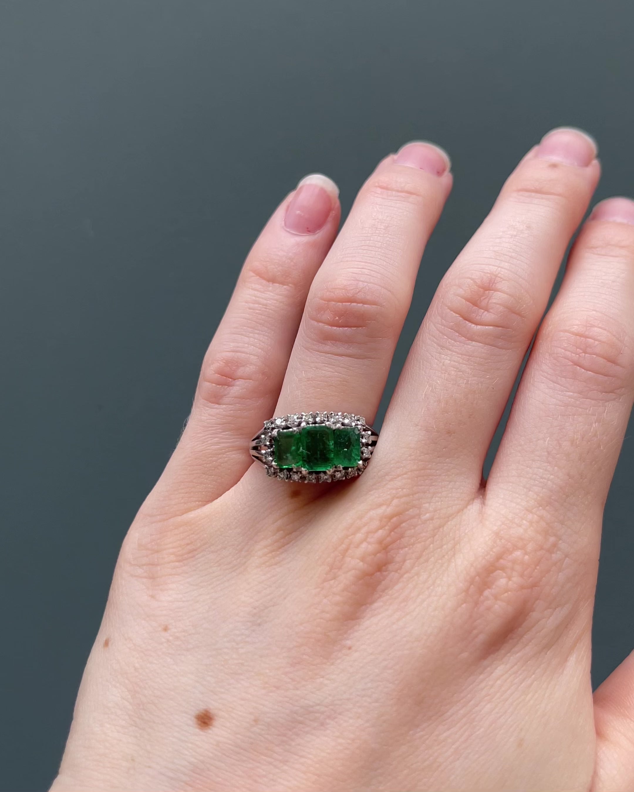 Anillo Trilogía Esmeraldas 1.60 quilates y Diamantes “Ravi”