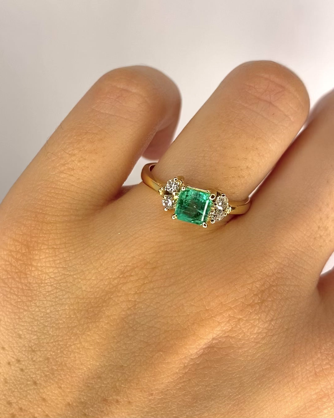 Anillo Trilogía Esmeralda 1.10 quilates y Diamantes 0.20 quilates "Cybille"