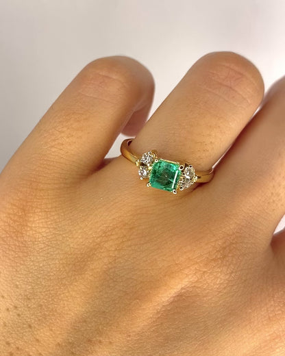 Bague Trilogie Émeraude 1.10 carat &amp; Diamants 0.20 carat "Cybille"