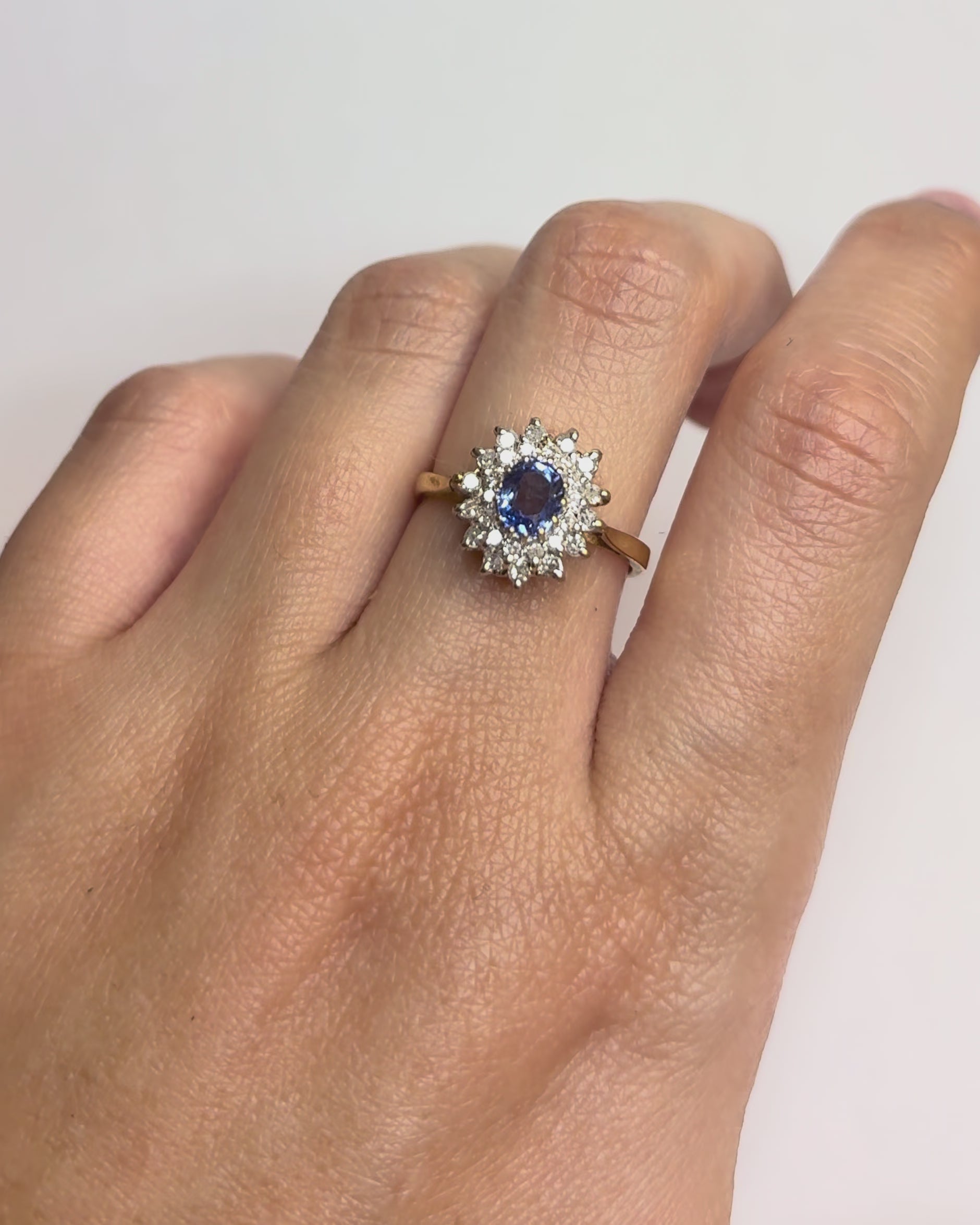 Anillo Marguerite Zafiro 0,70 quilates y Diamantes "Nelly"