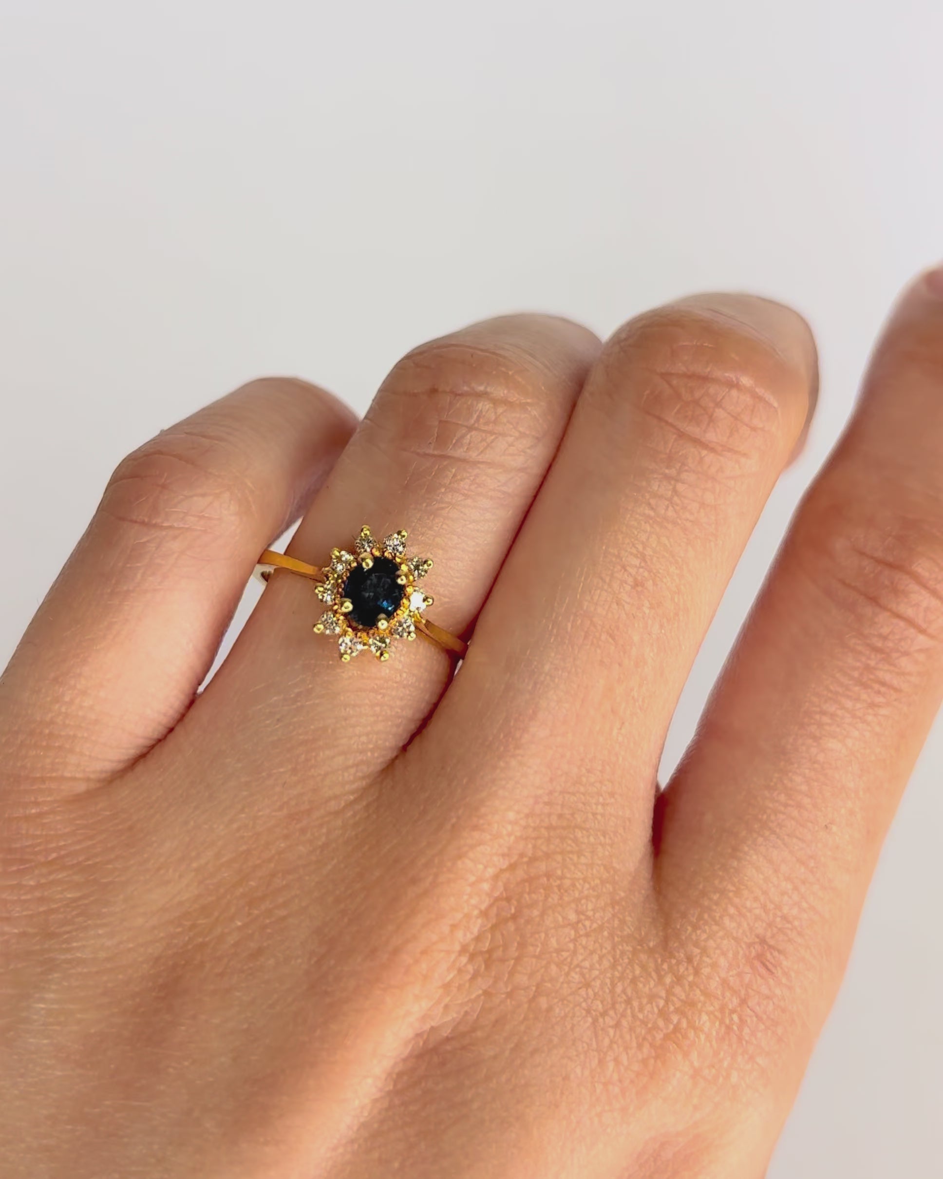 Bague Marguerite Saphir 0.45 carat &amp; Diamants 0.20 carat "Laurence"