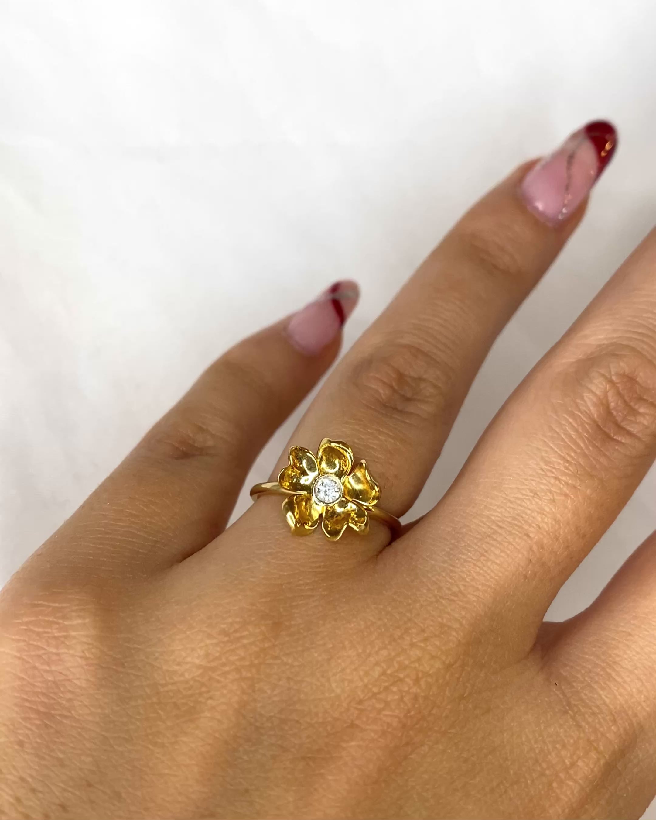 Anillo Flor Diamante 0.08 quilates "Giana"