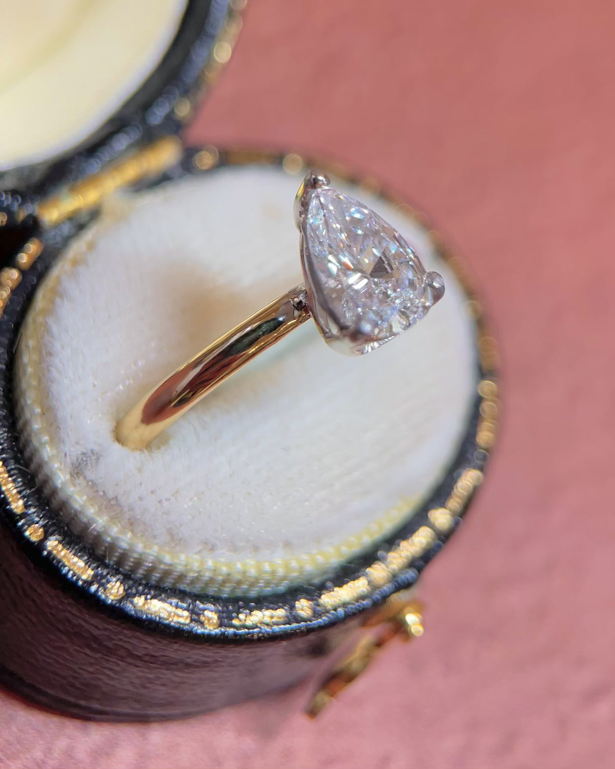 Anillo solitario de diamante talla pera de 0.92 quilates F/VS2 «Alexandra»