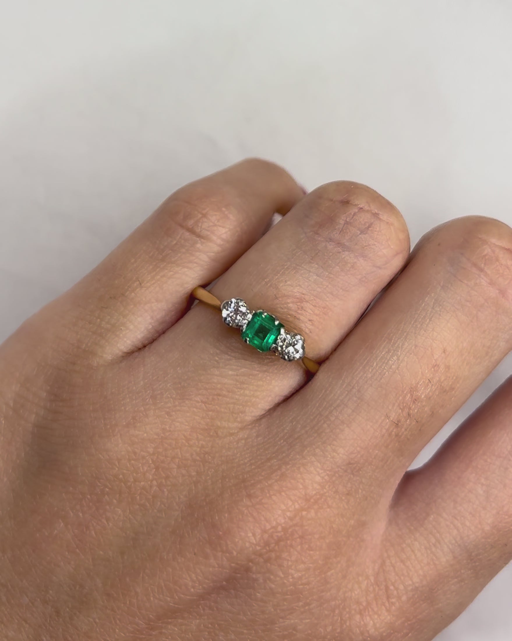 Anillo Trilogía Esmeralda 0.42 quilates y 2 Diamantes "Enes"