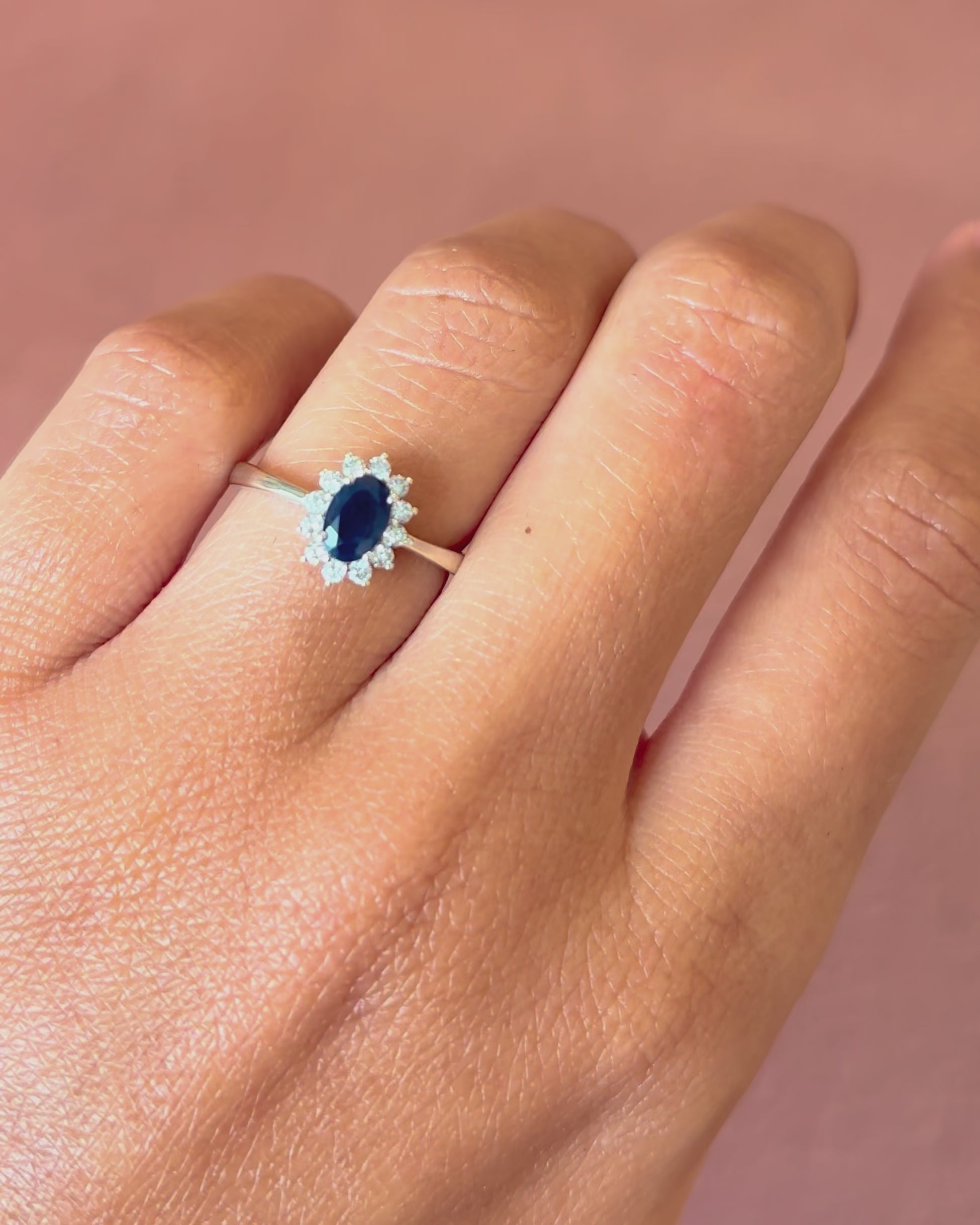 Anillo margarita de zafiro de 0,60 quilates y diamantes «Loïs»