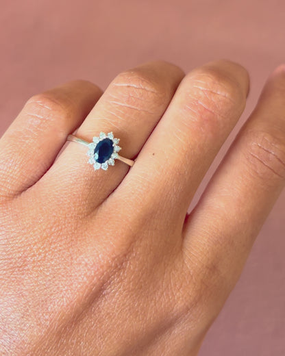 Anillo margarita de zafiro de 0,60 quilates y diamantes «Loïs»