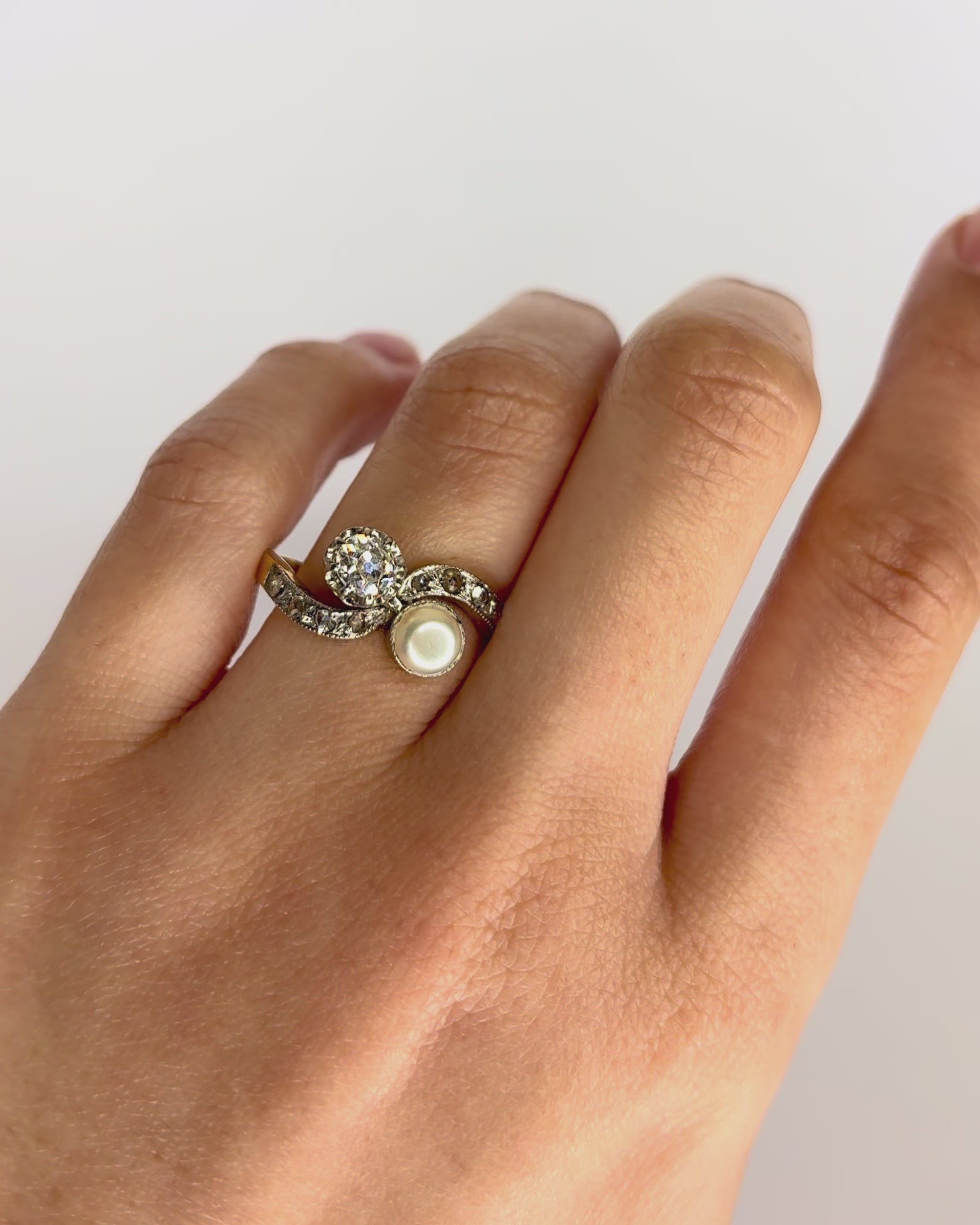 Anillo Tú y Yo Art Nouveau Perla y Diamantes "Pauline"