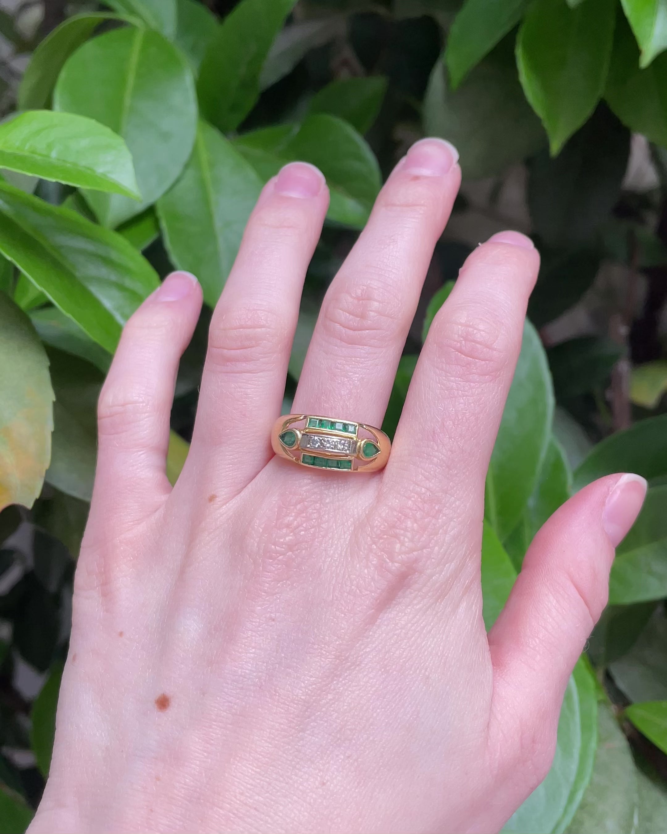 Anillo de banda con esmeraldas 0.44 quilates y diamantes "Gabriella"
