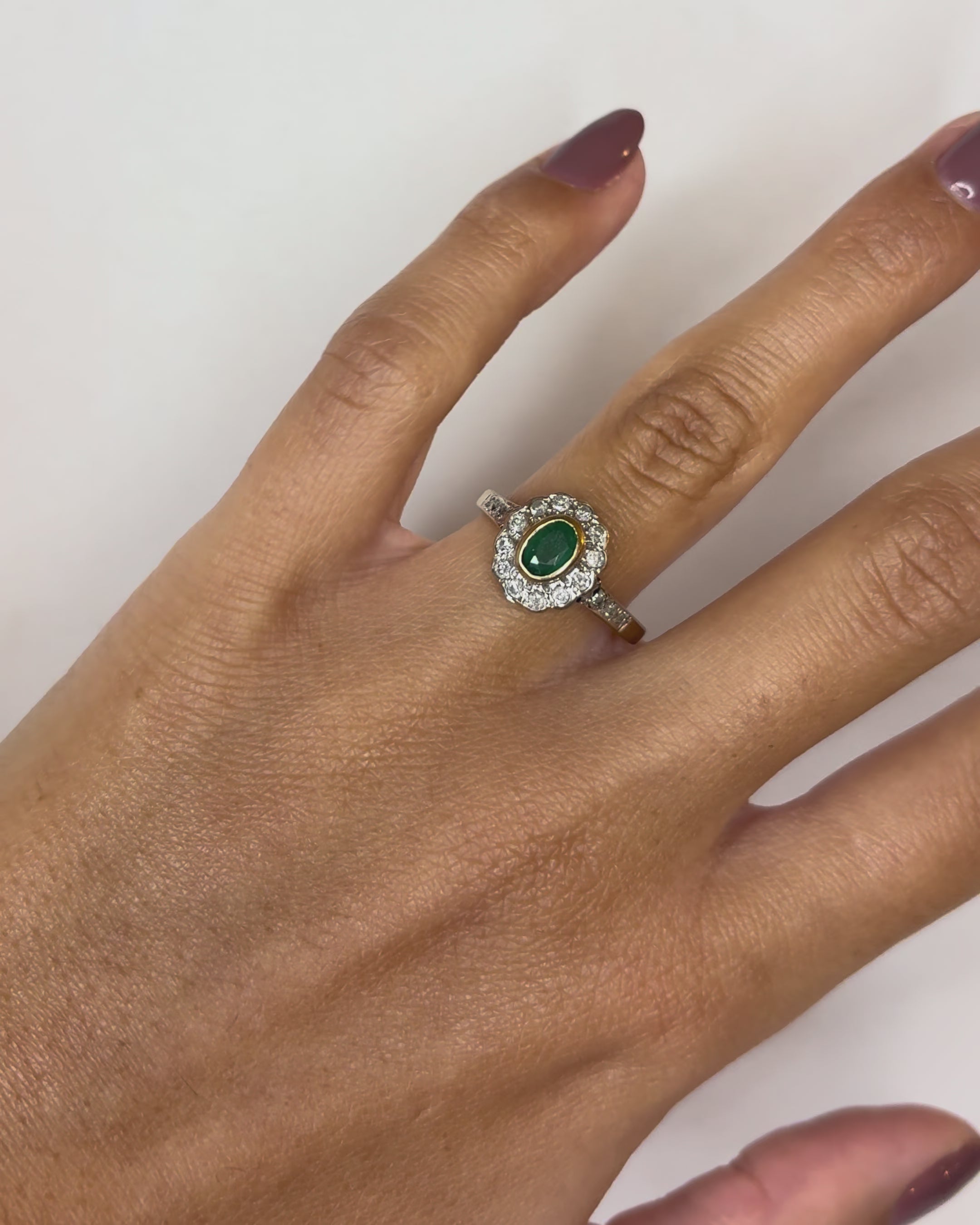 Anillo Margarita Esmeralda y Diamantes "Denise"