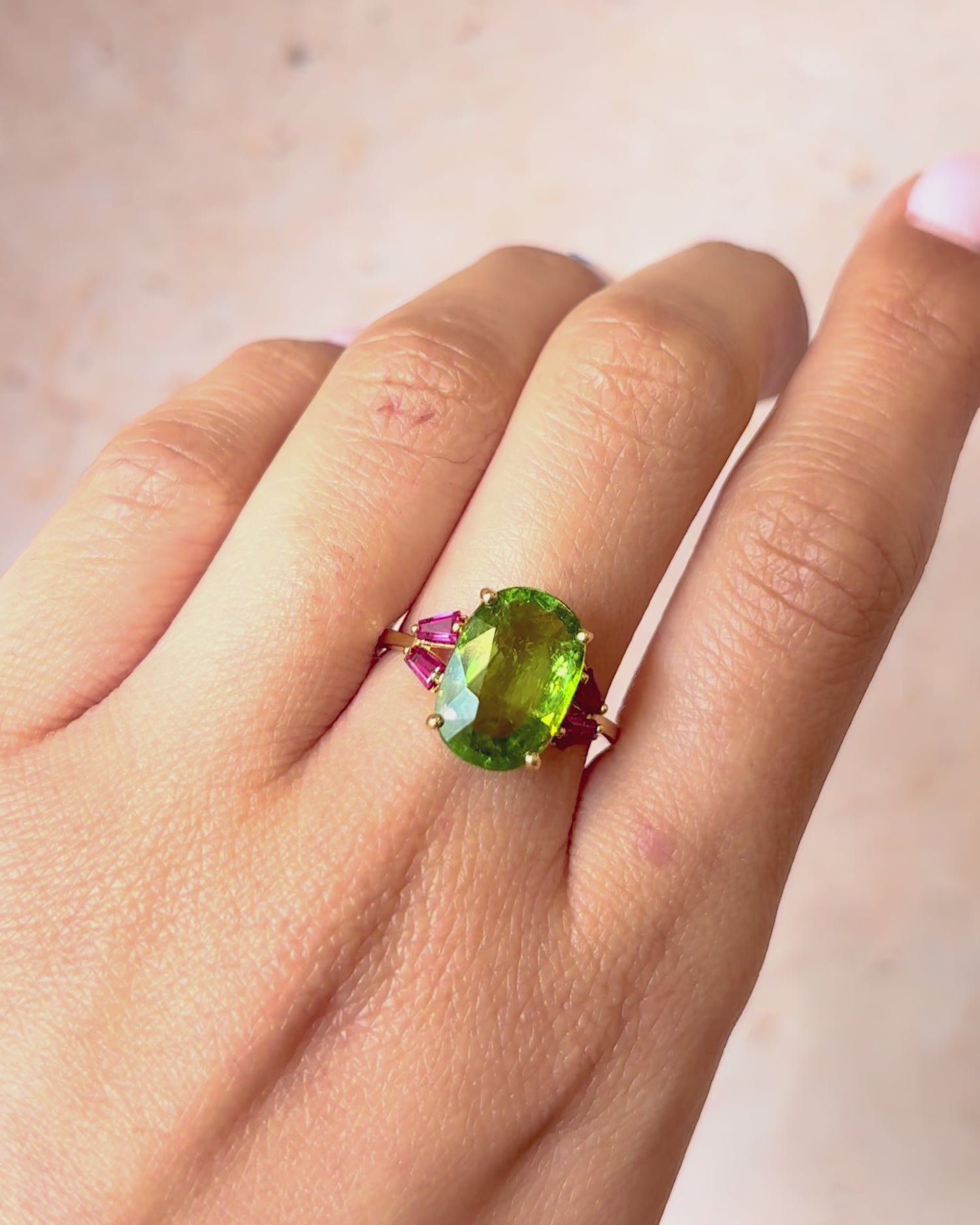Bague Trilogie Péridot 5.02 carats &amp; Rubis Trapèzes 0.54 carat  "Jihen"
