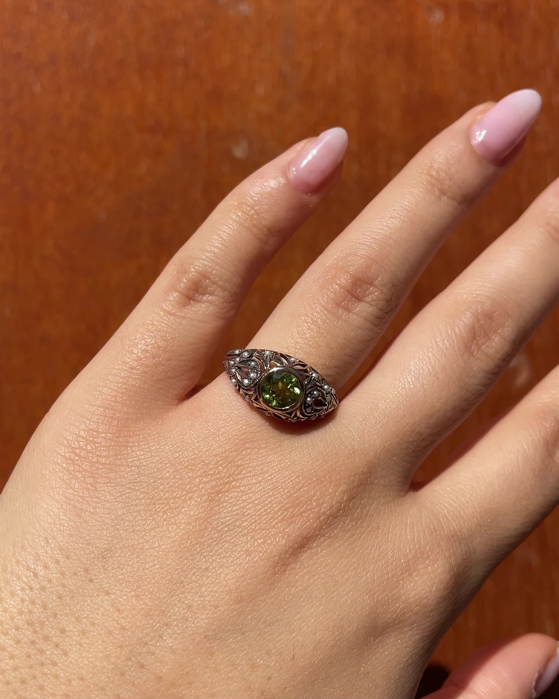 Bague Art Nouveau Péridot 0.85 carat &amp; 26 Perles "Milana"