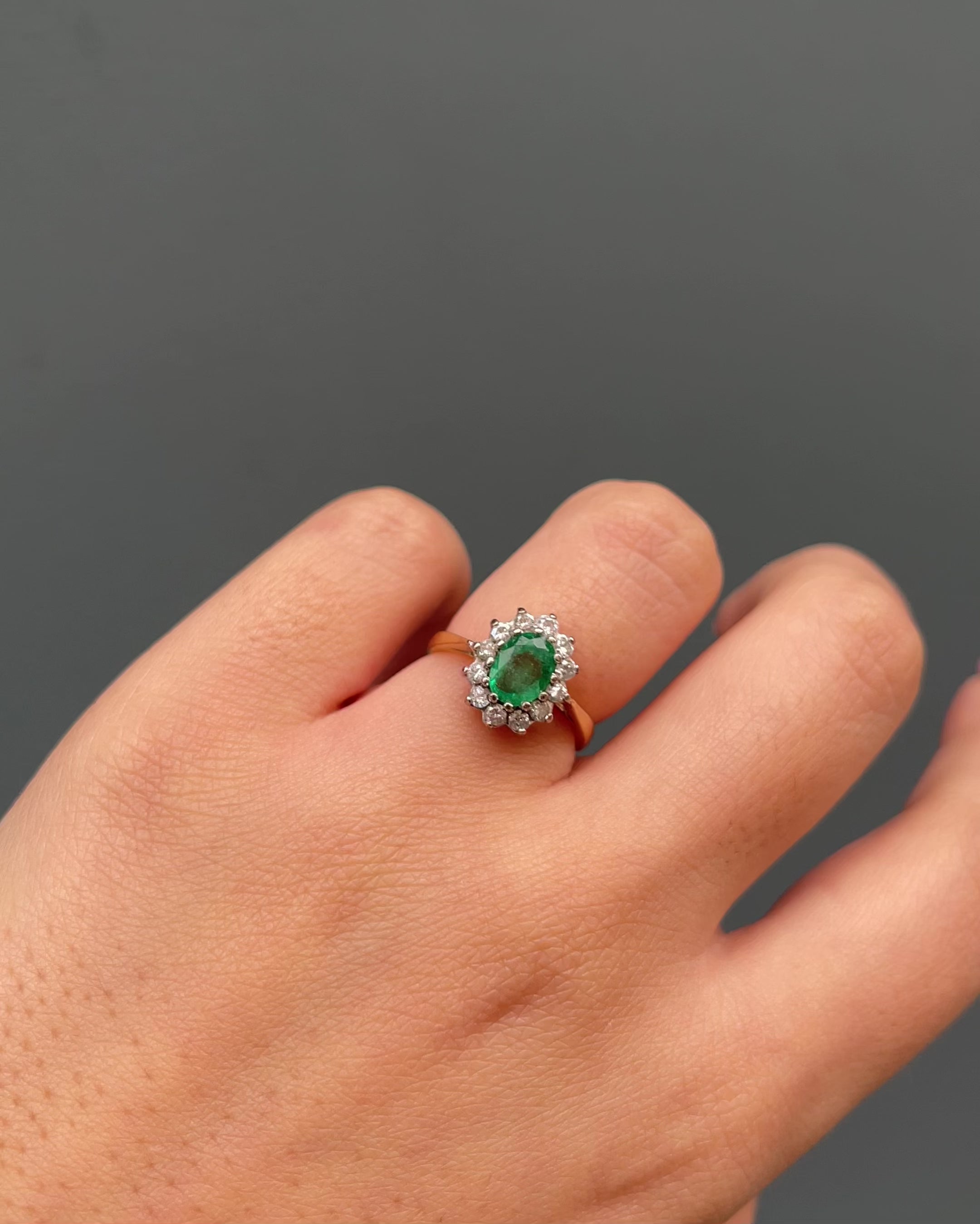 Bague Marguerite Émeraude 0.80 carat &amp; 12 Diamants "Coline"